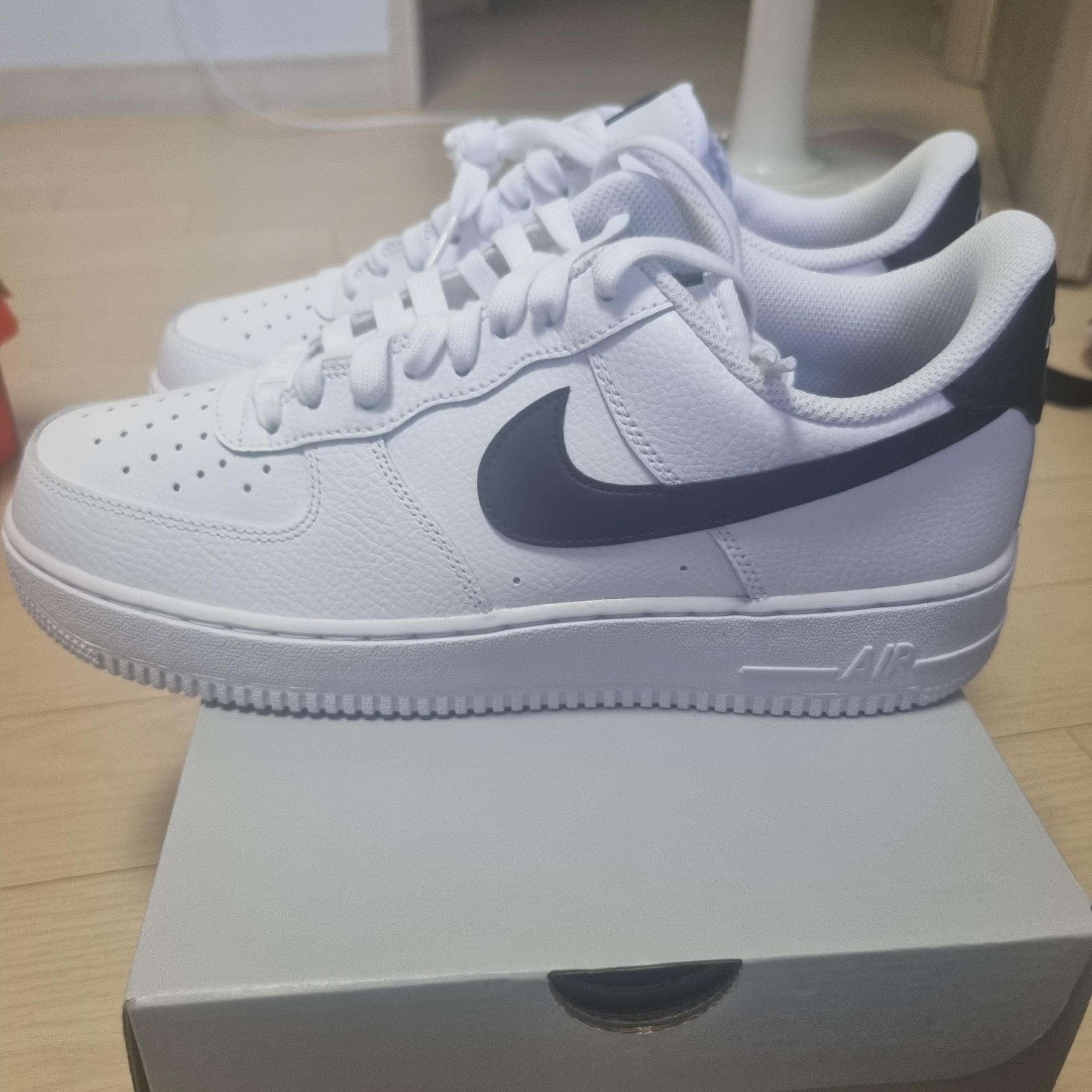 (W) Nike Air Force 1 '07 White Black 착용 스타일 - 1