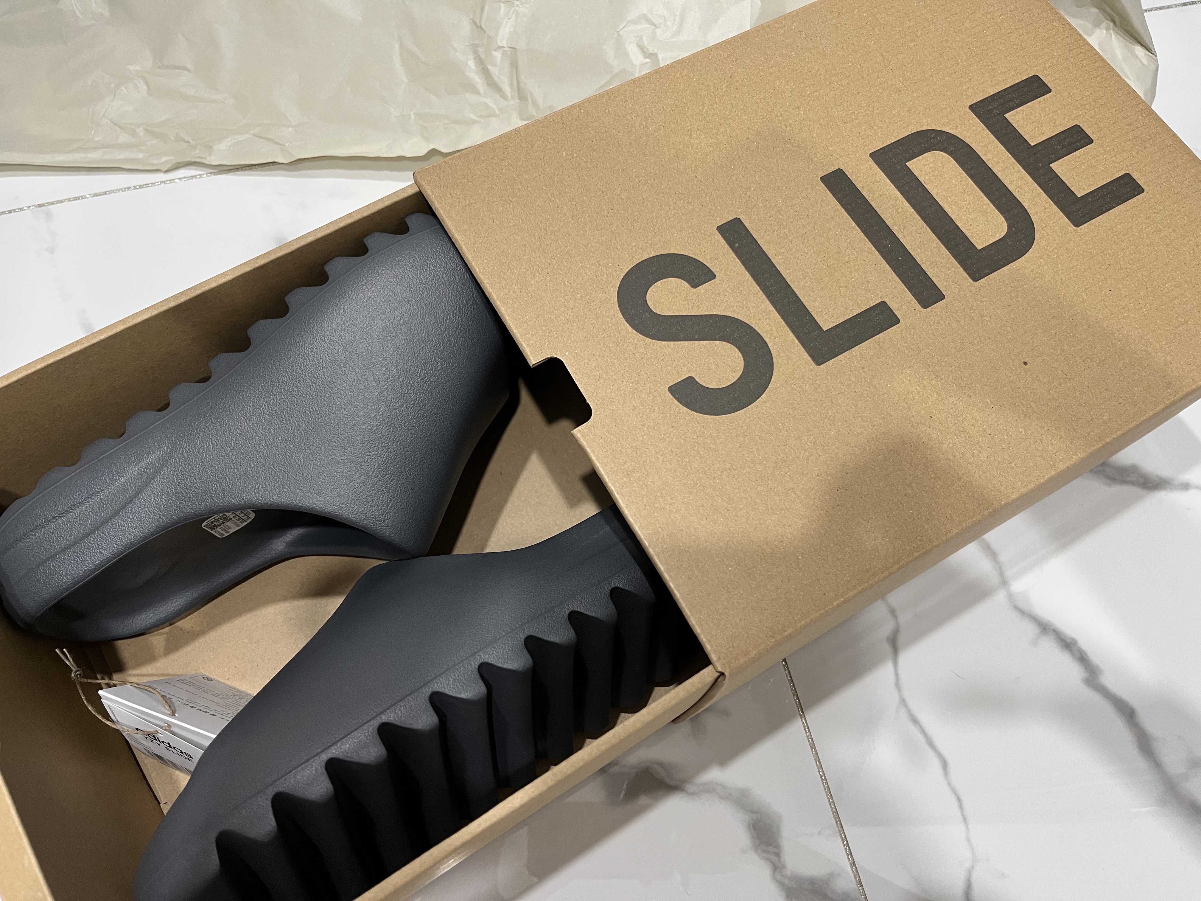 Adidas Yeezy Slide Slate Grey 착용 스타일