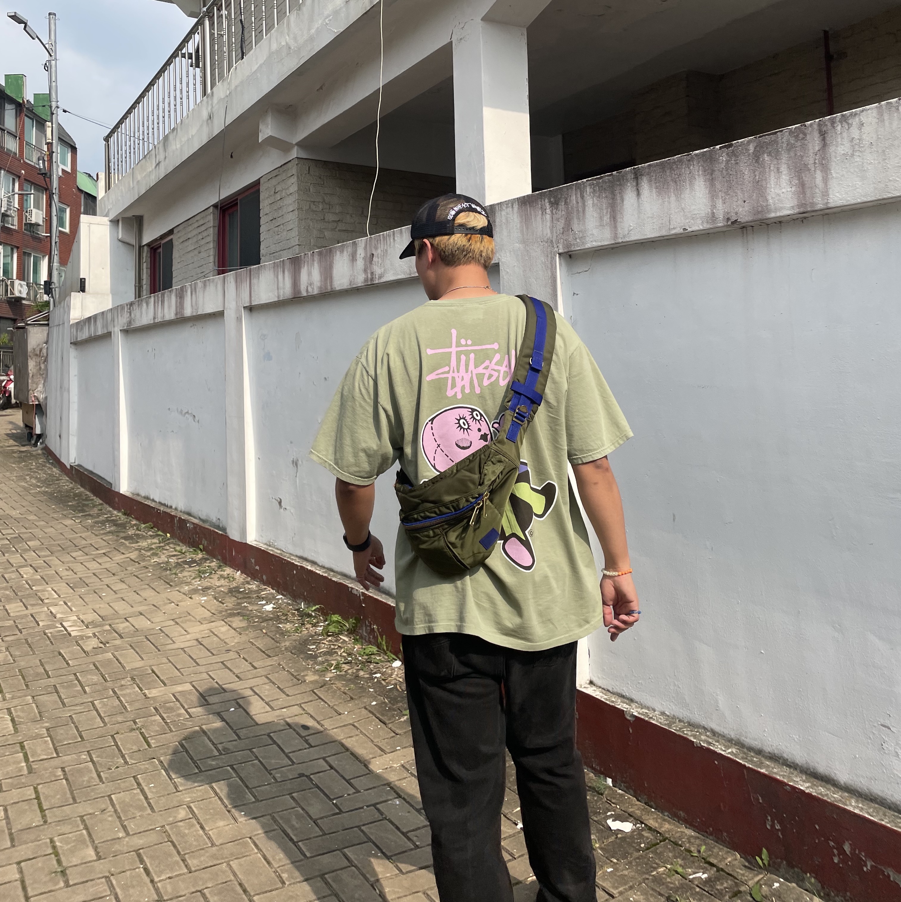 Stussy Dollie Pigment Dyed T-Shirt Artichoke, Stussy x Our Legacy Work Shop Trucker Cap Black 착용 스타일 - 2