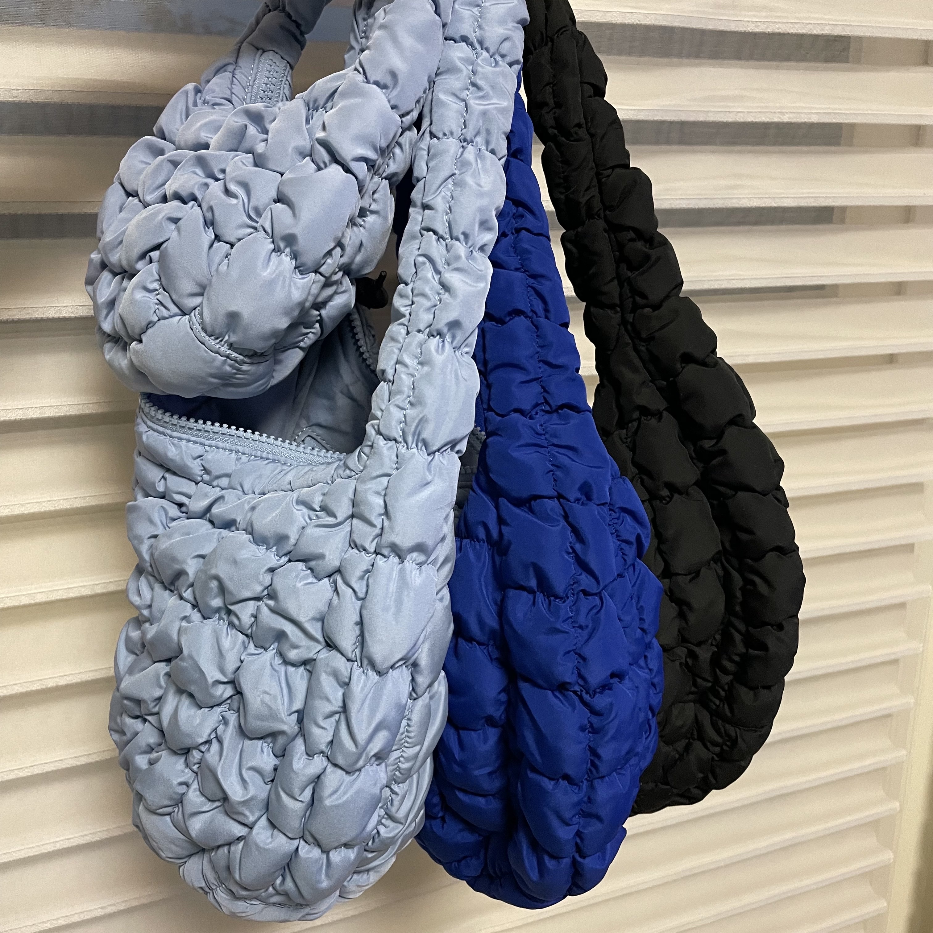 COS Quilted Mini Bag Light Blue, COS Quilted Micro Bag Blue 착용 스타일 - 2