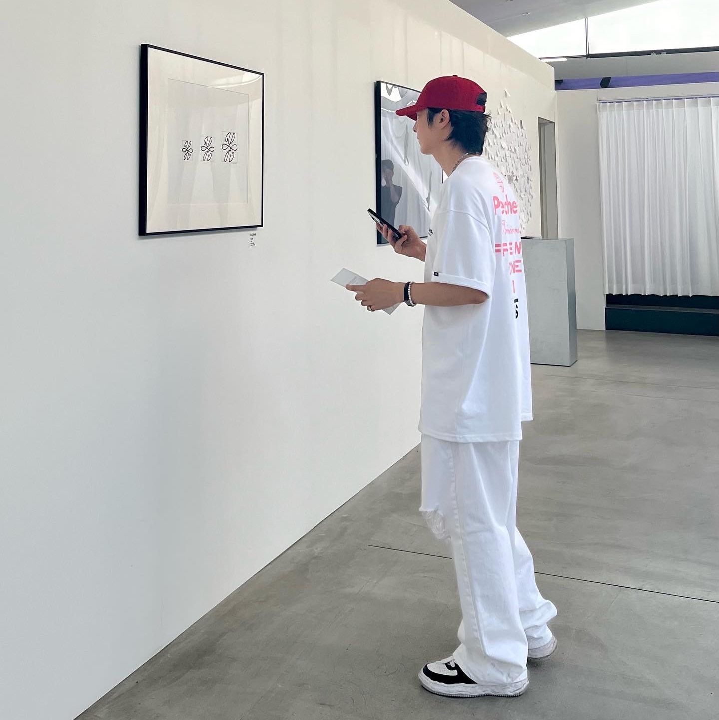 Maison Mihara Yasuhiro Wayne OG Sole Leather Low-top Sneakers Black White, Vans x Peaches. Staple S/S T-Shirt White 착용 스타일 - 5