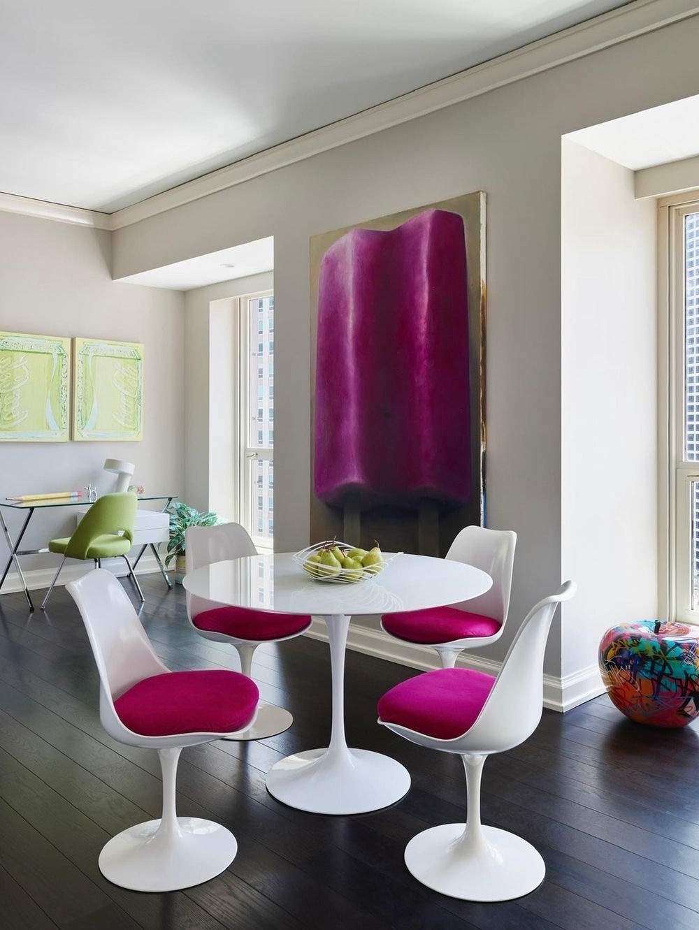 Knoll Tulip Chair Black Hermoso Ivory, Knoll Tulip Chair White Light Grey 착용 스타일