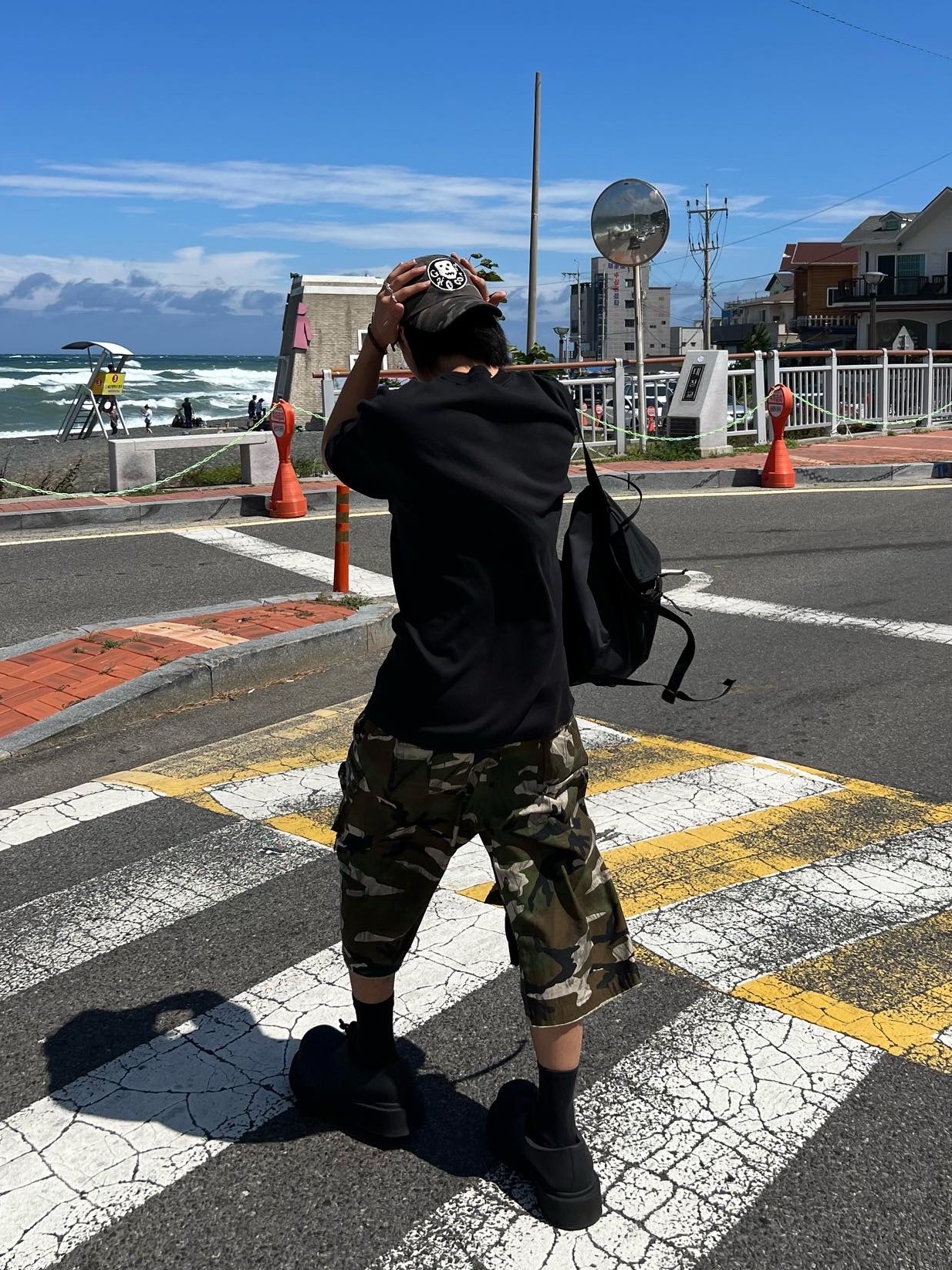 Nos Couleurs Distressed Cargo Shorts Camo, Arc'teryx Index 15 Backpack Black 착용 스타일 - 4