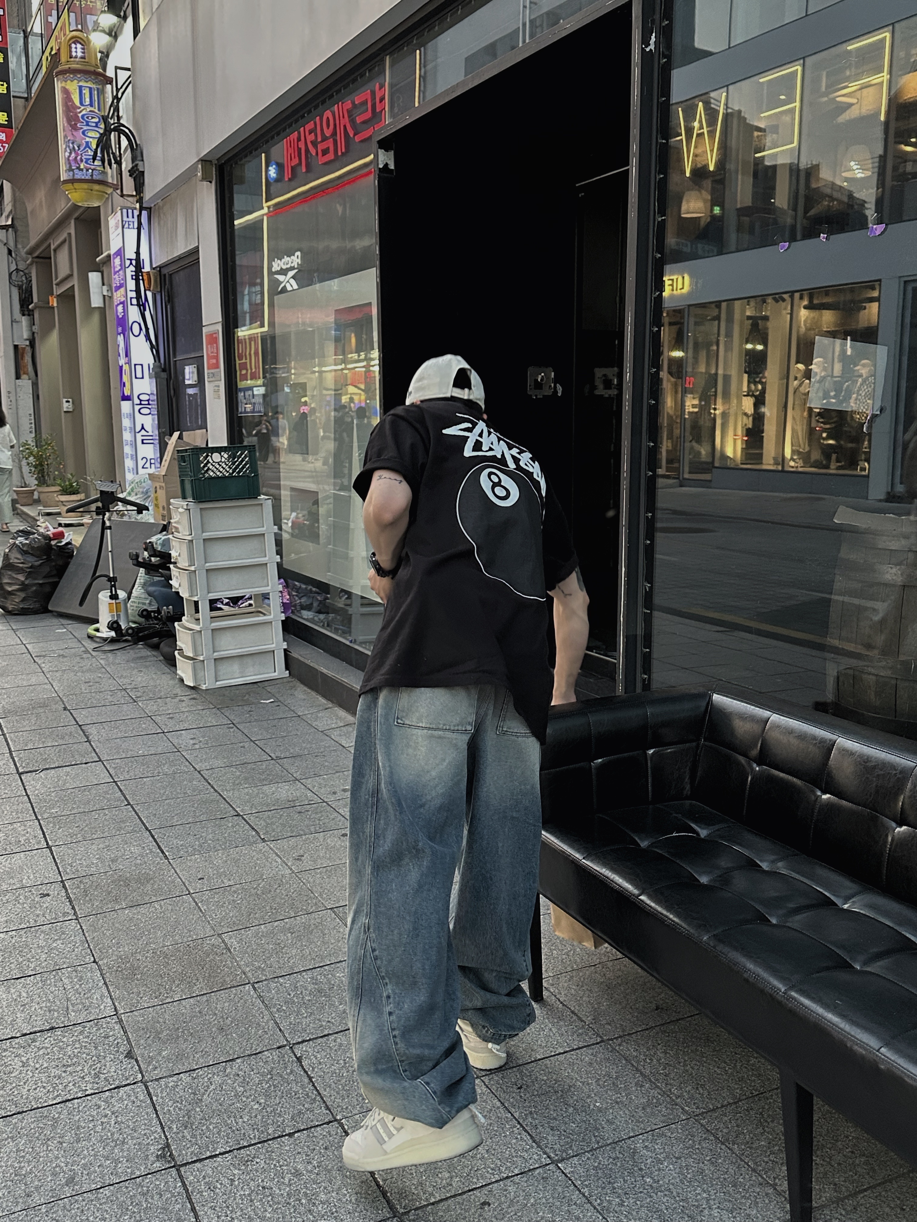 Adidas x Bad Bunny Forum Low Cloud White Clear Onix, Stussy 8 Ball T-Shirt Black - 22SS 착용 스타일 - 3