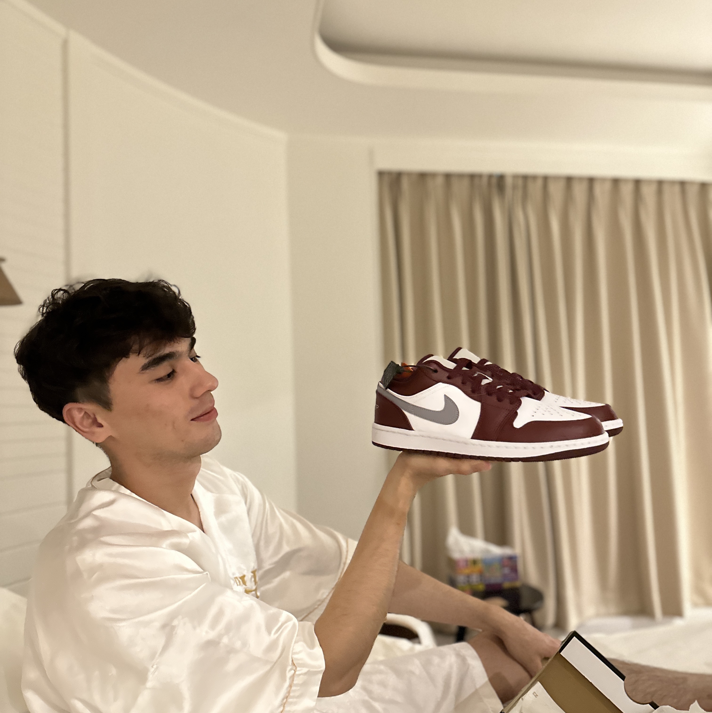 Jordan 1 Low Cherrywood Red 착용 스타일 - 1