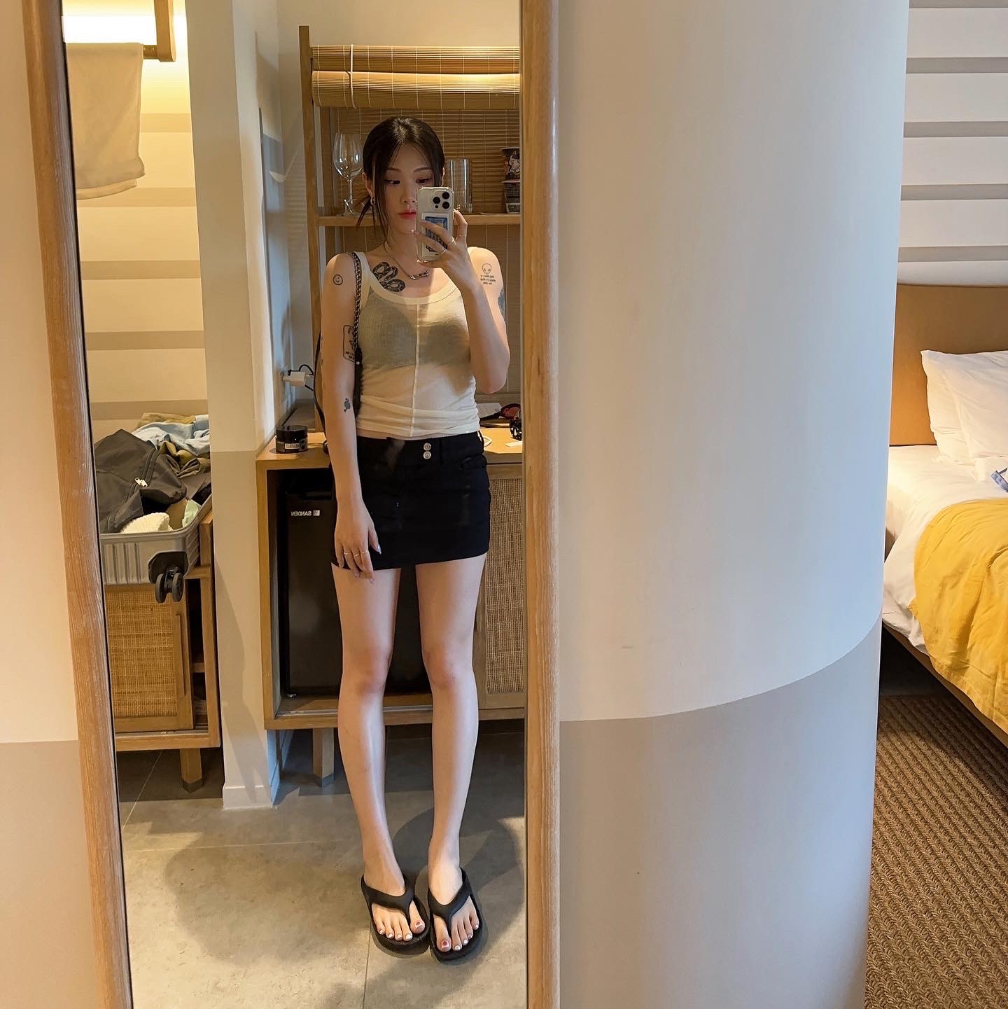New Balance x Taw&Toe Flip Flop Black, Balenciaga Le Cagole Mini Bag with Chain Black 착용 스타일 - 1