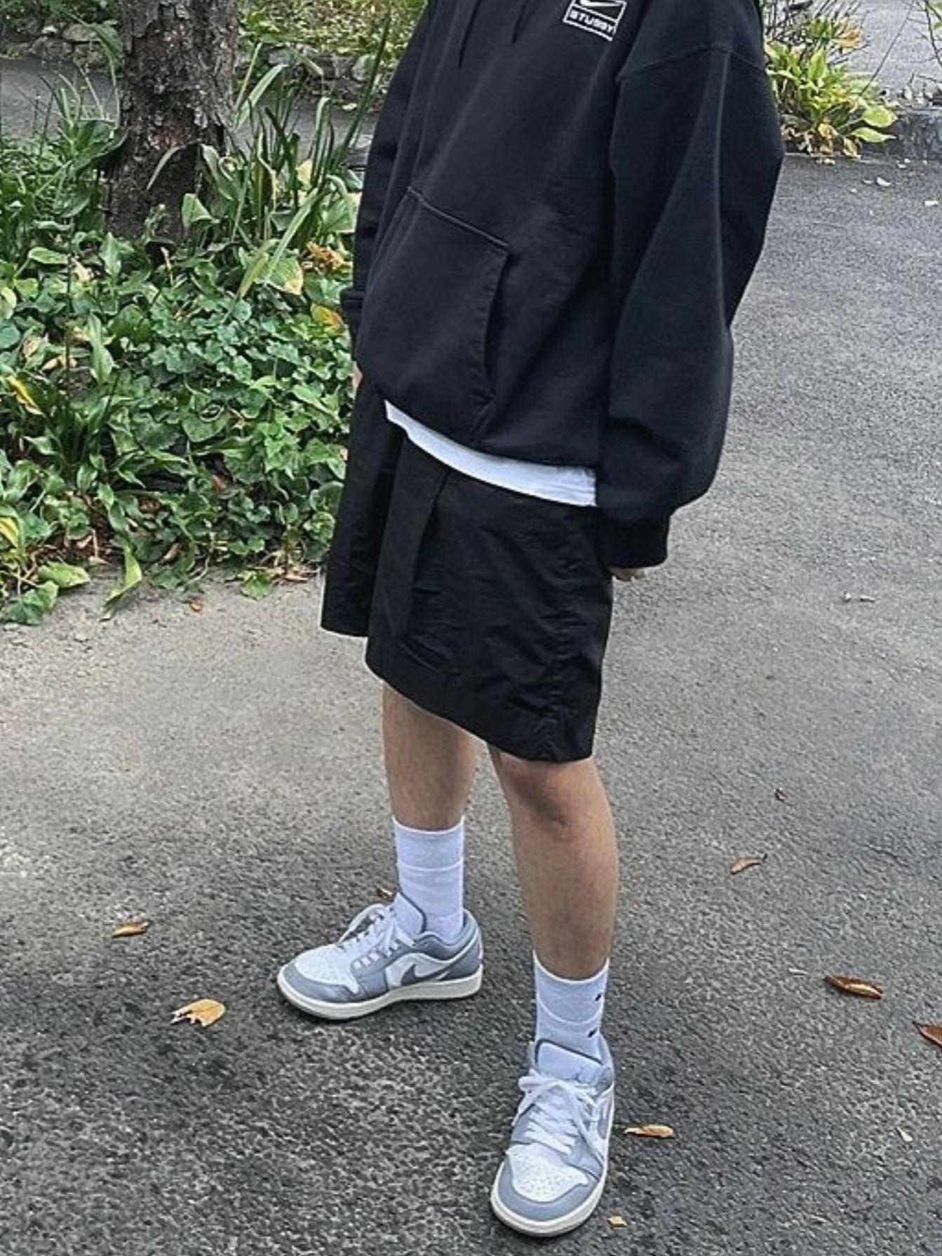 Jordan 1 Low Stealth and White, Nike x Stussy NRG RA Washed Pullover Hoodie Black (DN4028-010) 착용 스타일