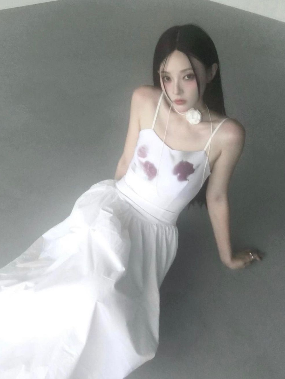 Darling You're Bad Women Unbalanced Shirring Long Dress White 착용 스타일 - 1