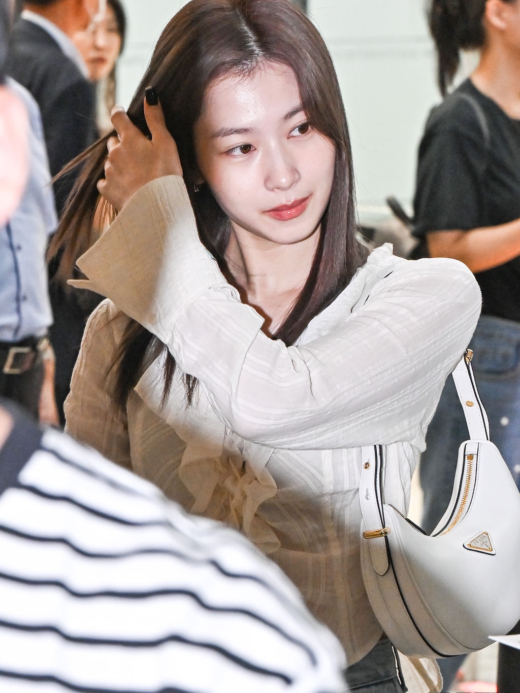 Prada Arque Leather Shoulder Bag White 착용 스타일