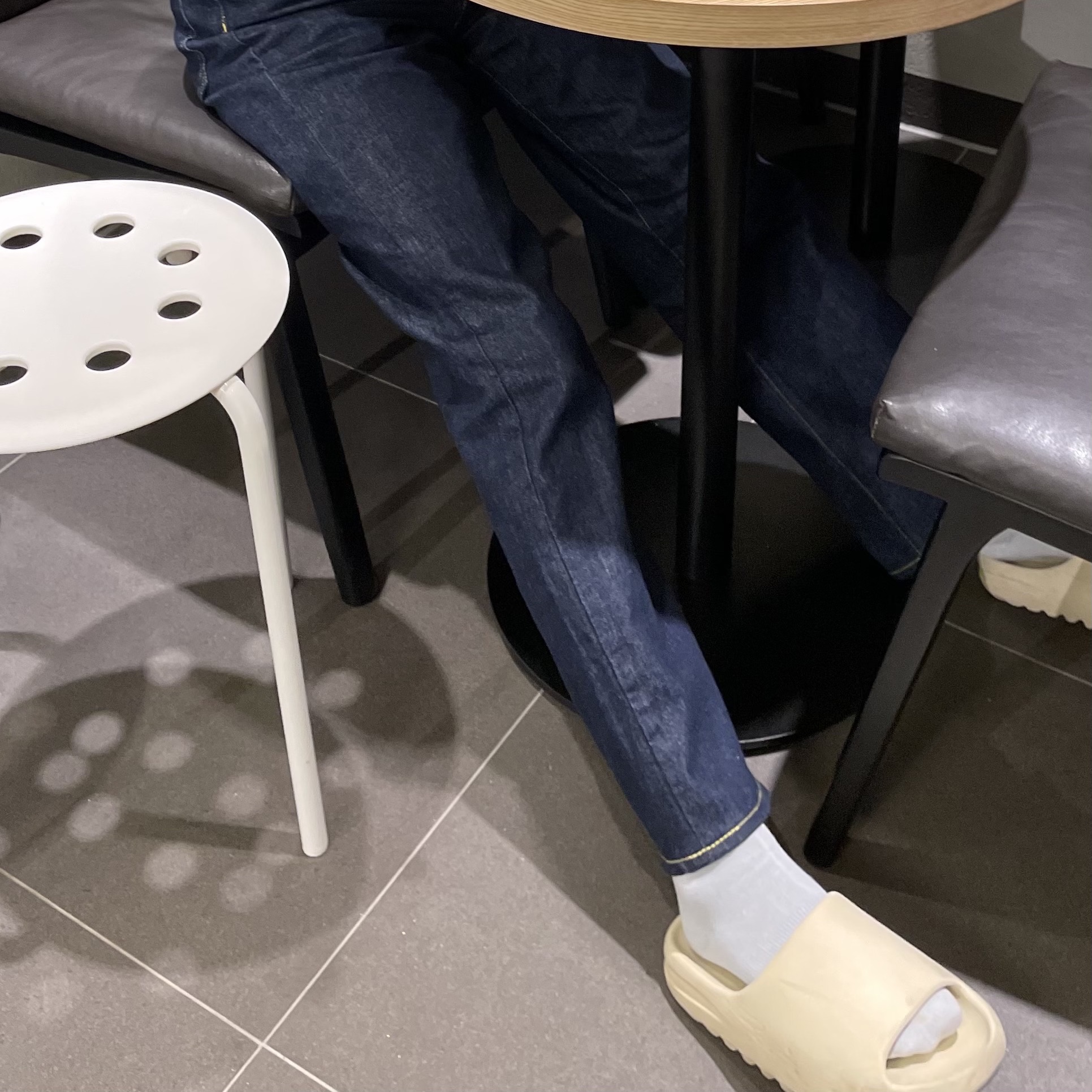 Kenzo Asago Straight Cut Jeans Blue Black, Adidas Yeezy Slide Bone 착용 스타일 - 2
