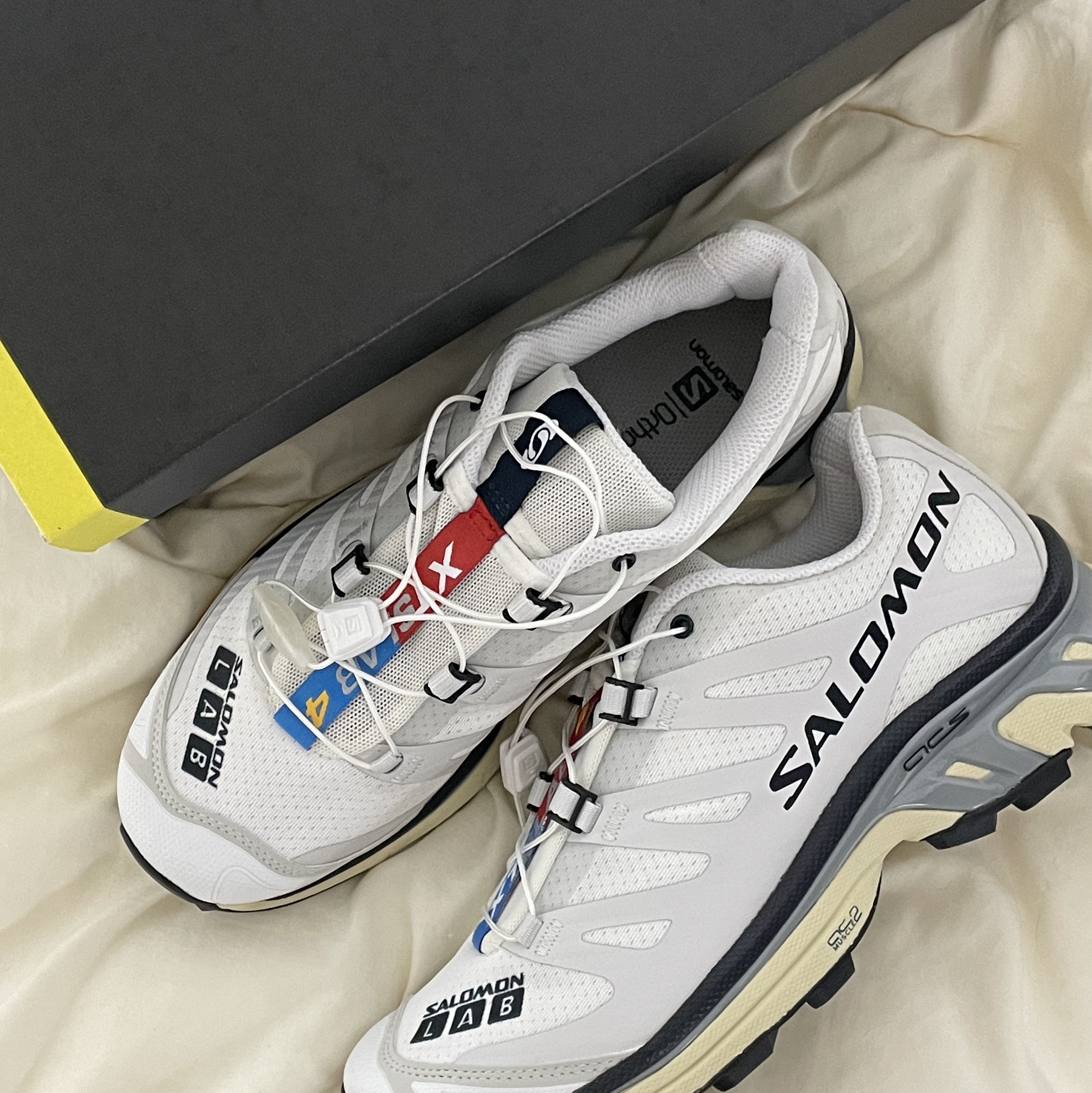 Salomon XT-4 White Lunar Rock 착용 스타일