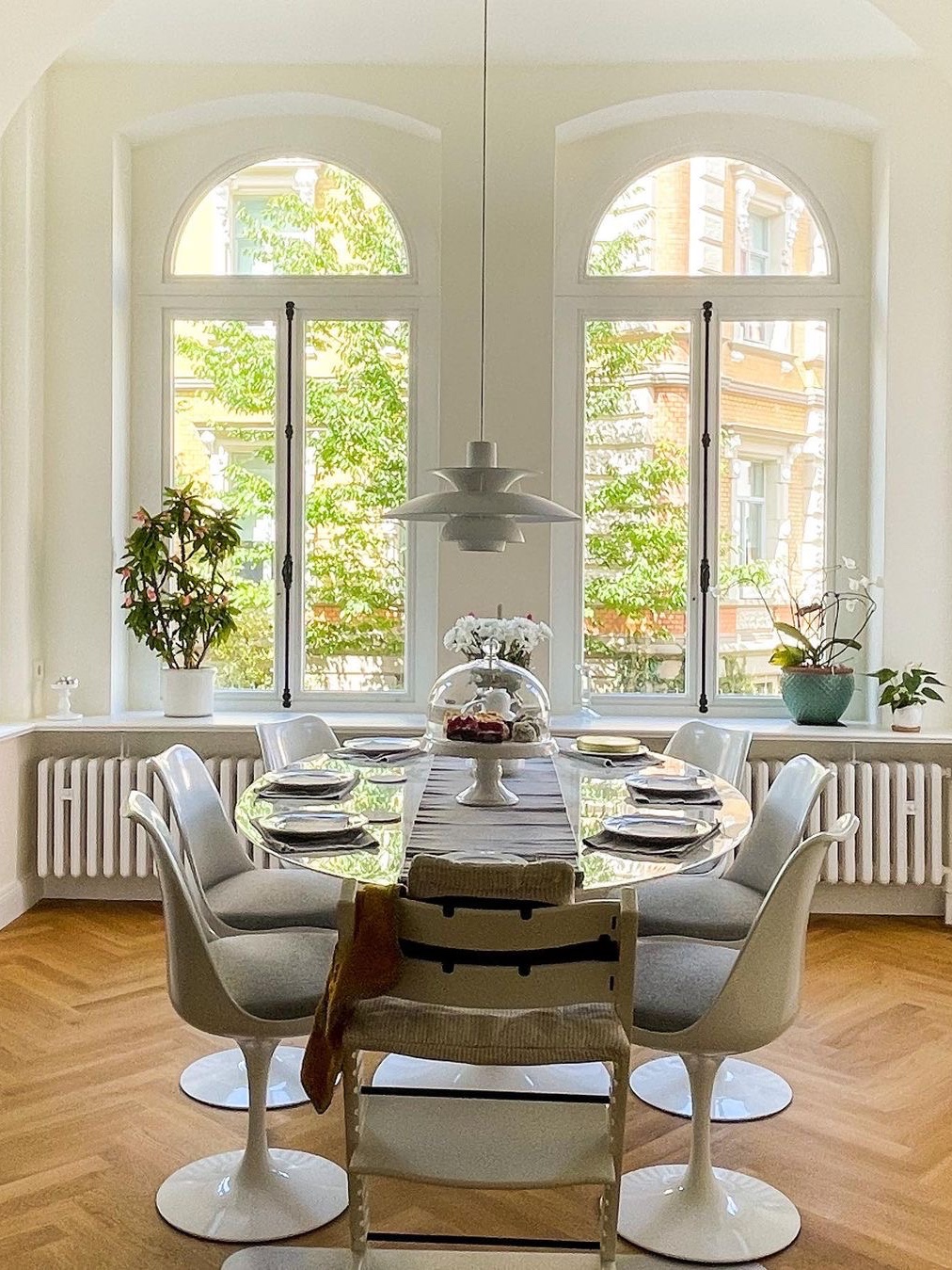Knoll Tulip Chair Black Hermoso Ivory, Knoll Tulip Chair White Light Grey 착용 스타일