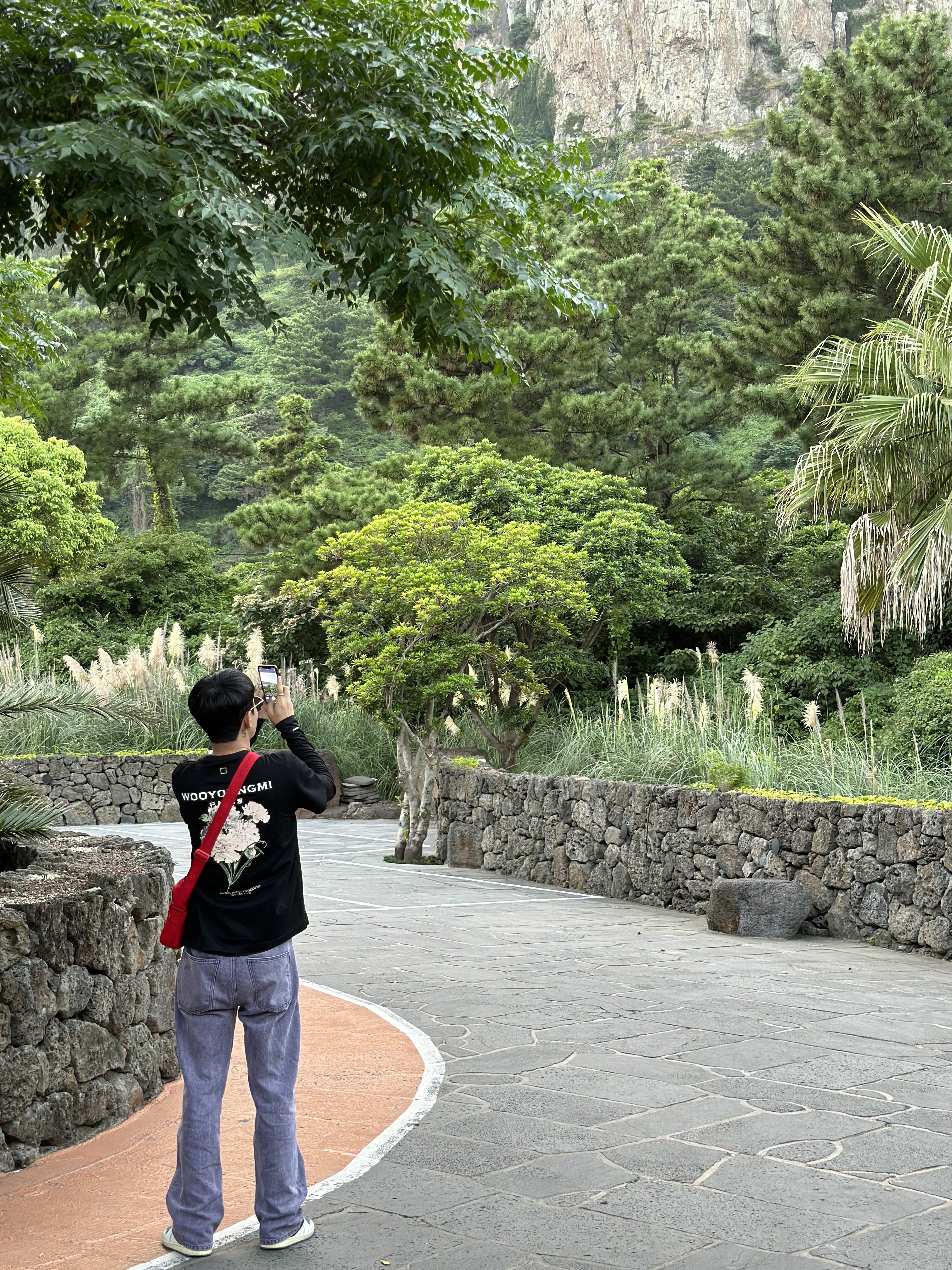 Wooyoungmi Flower Print Back Logo T-Shirt Black - 21SS, Supreme Woven Shoulder Bag Red - 23SS 착용 스타일
