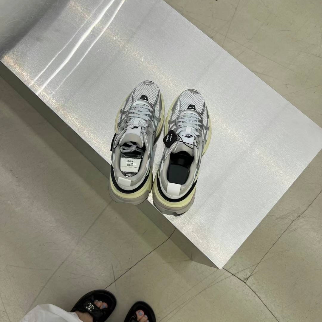 Nike V2K Run Summit White Metallic Silver 착용 스타일