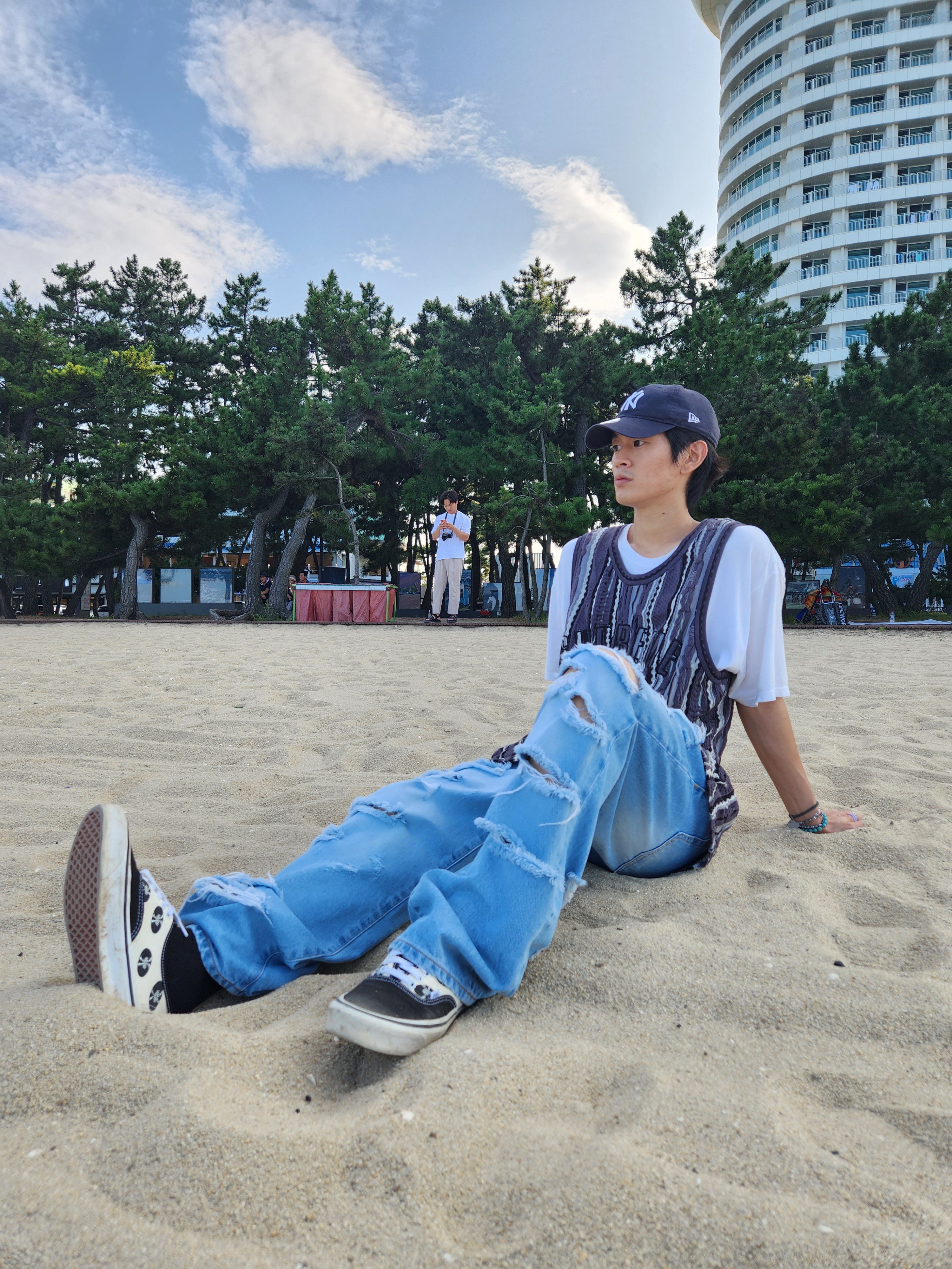 Supreme x Coogi Basketball Jersey Black - 23SS, New Era x MoMA New York Yankees Cap Navy 착용 스타일 - 1