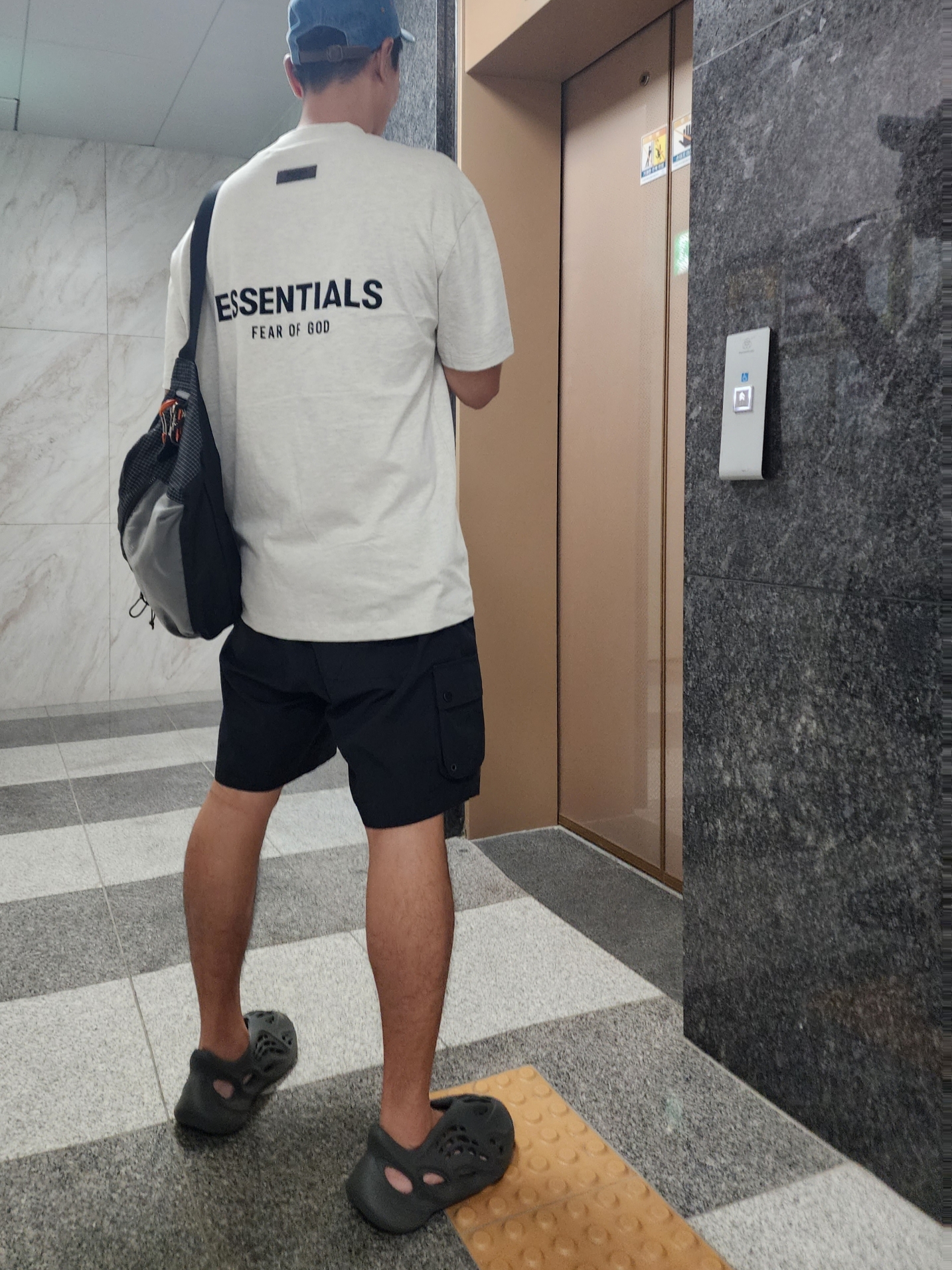 Essentials The Core Collection T-Shirt Light Oatmeal, Adidas Yeezy Foam RNNR Carbon 착용 스타일