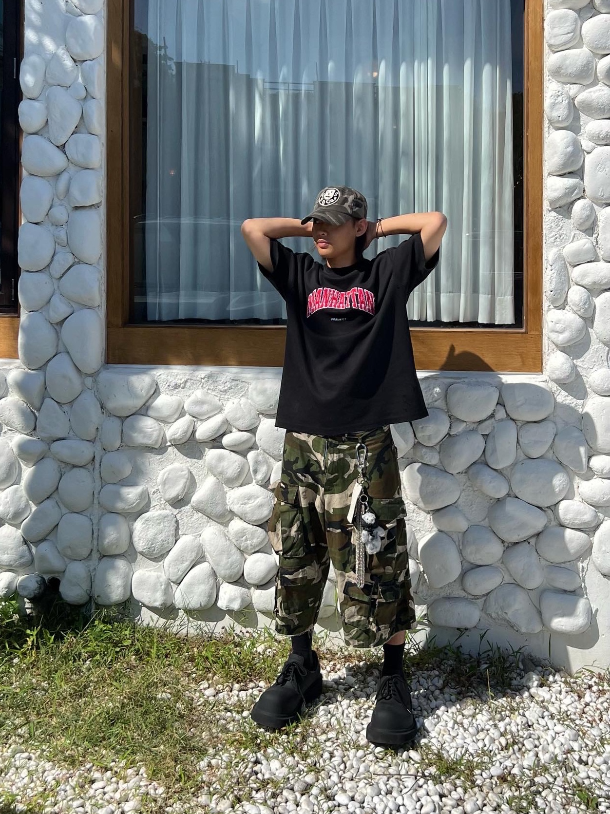 Nos Couleurs Distressed Cargo Shorts Camo, Arc'teryx Index 15 Backpack Black 착용 스타일 - 3