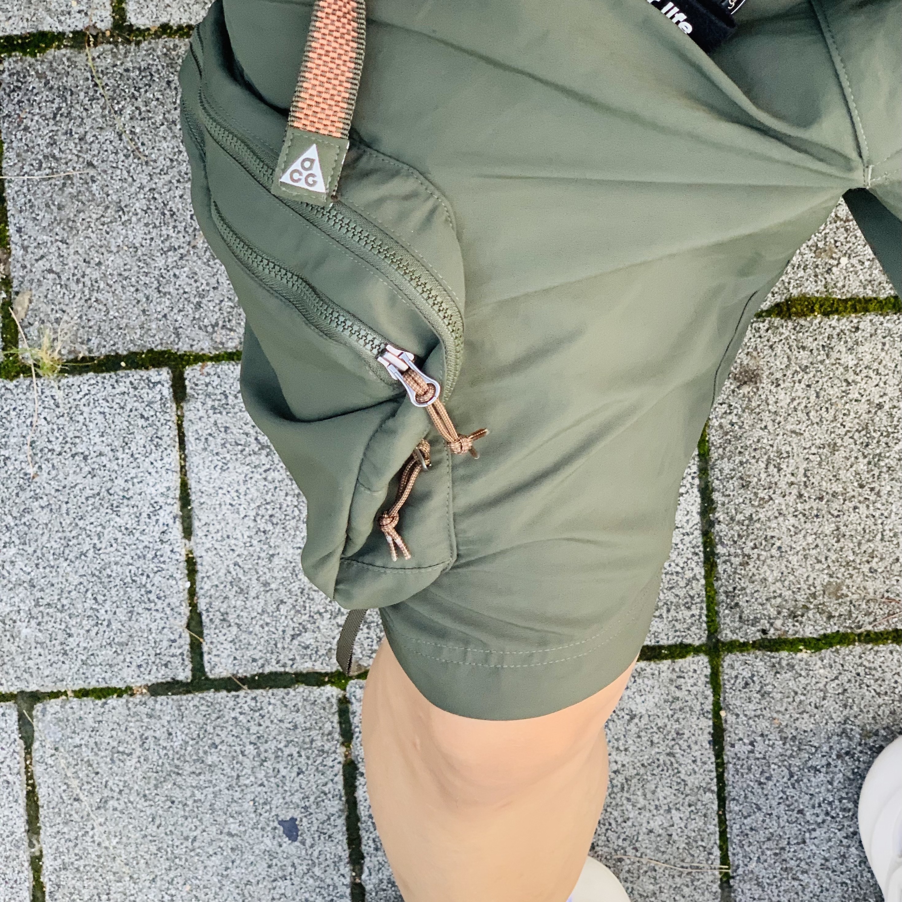Nike ACG Snowgrass Cargo Shorts Khaki - US/EU 착용 스타일