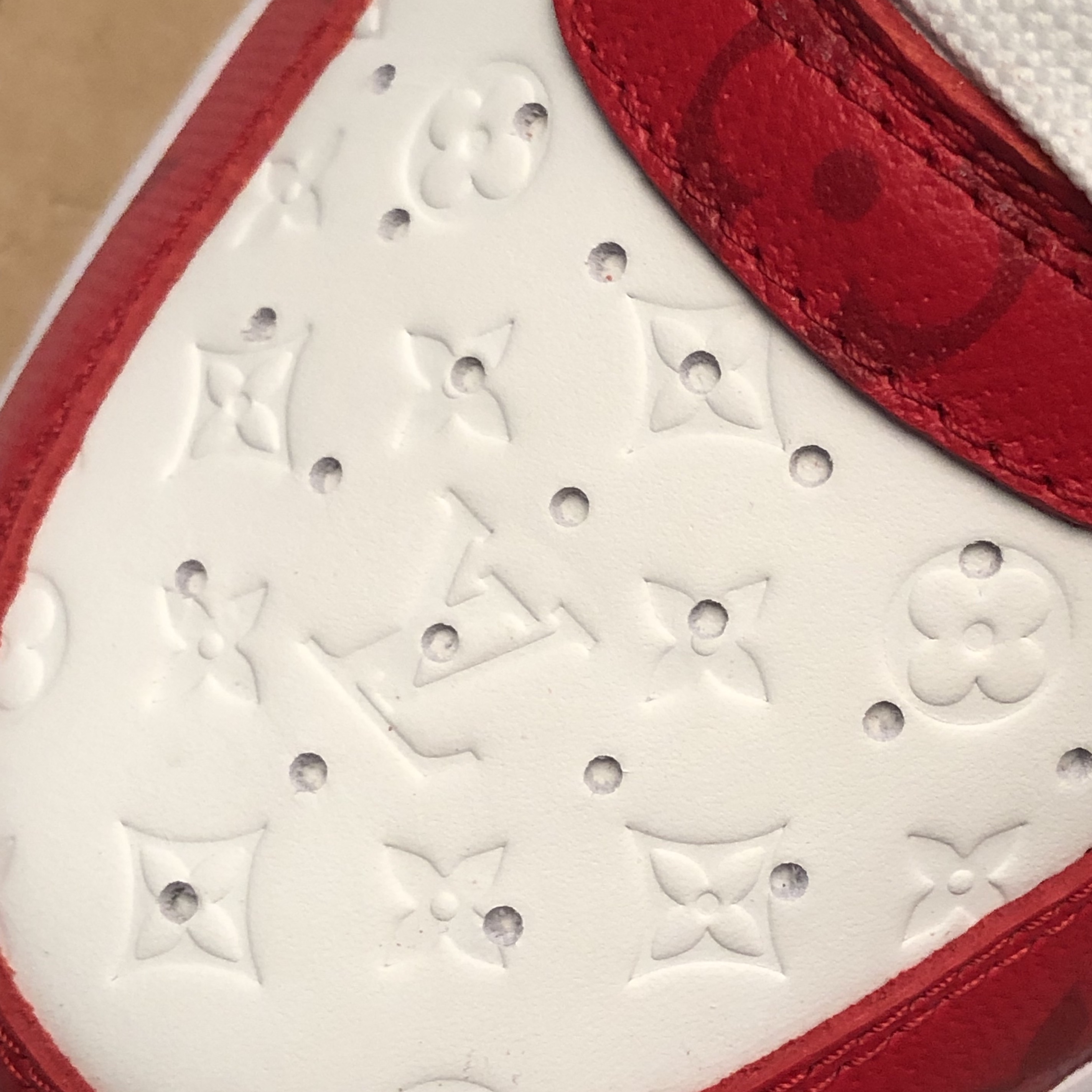 Louis Vuitton x Nike Air Force 1 Low by Virgil Abloh White Comet Red 착용 스타일