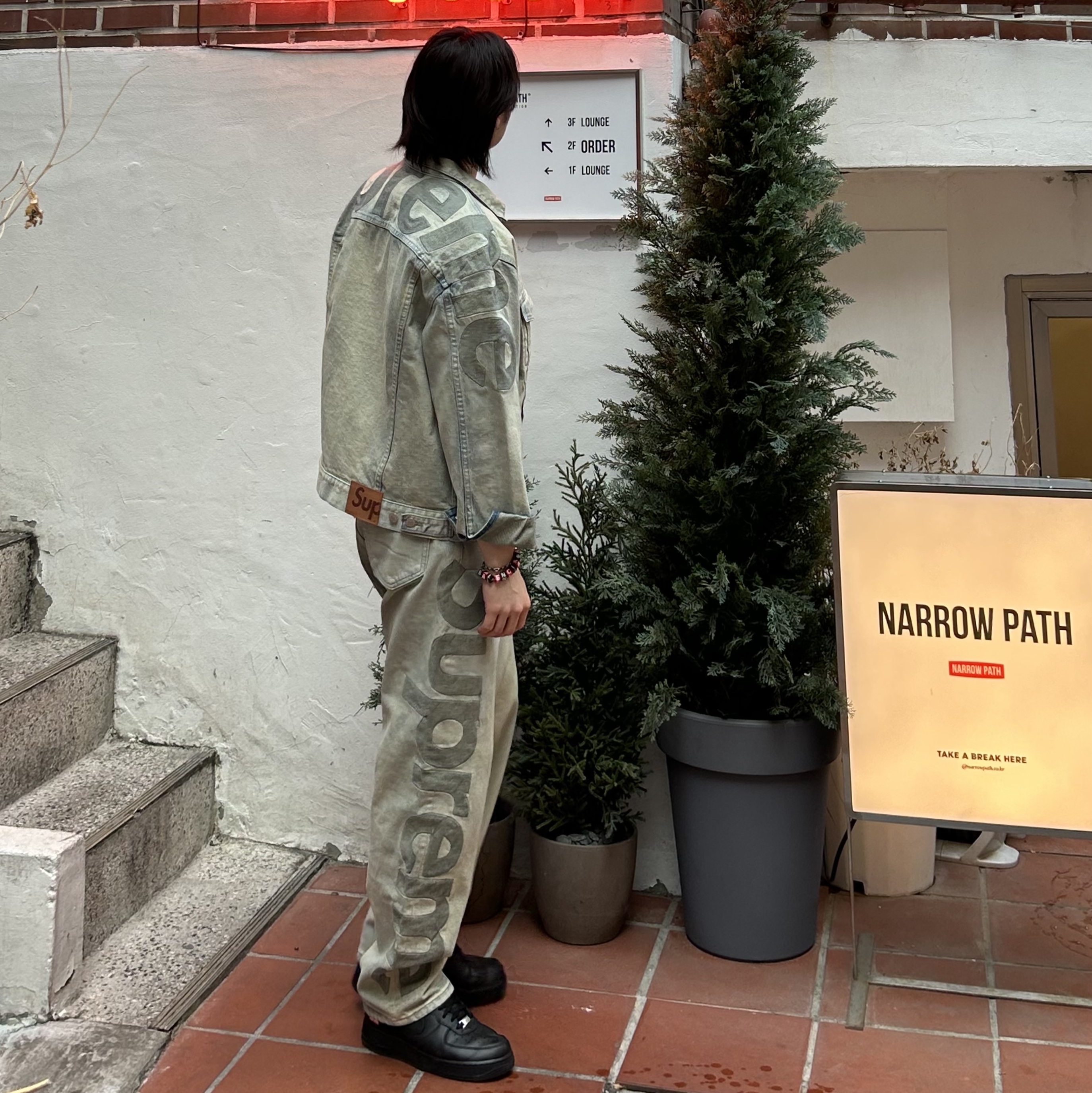 Supreme Inset Logo Jean Dirty - 22SS, Supreme Inset Logo Denim Trucker Jacket Dirty/Rinsed - 22SS 착용 스타일 - 1