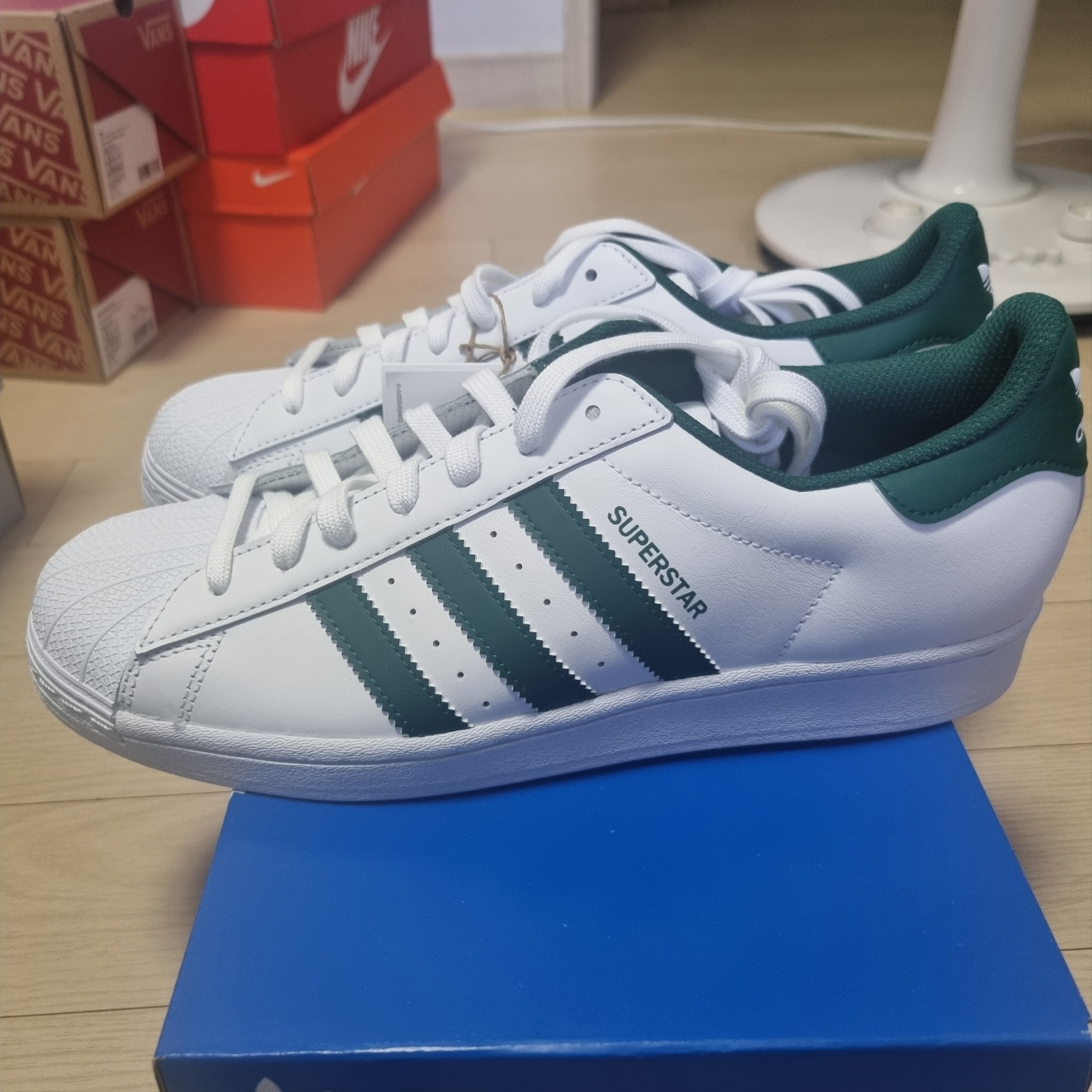 Adidas Superstar White Collegiate Green 착용 스타일 - 2