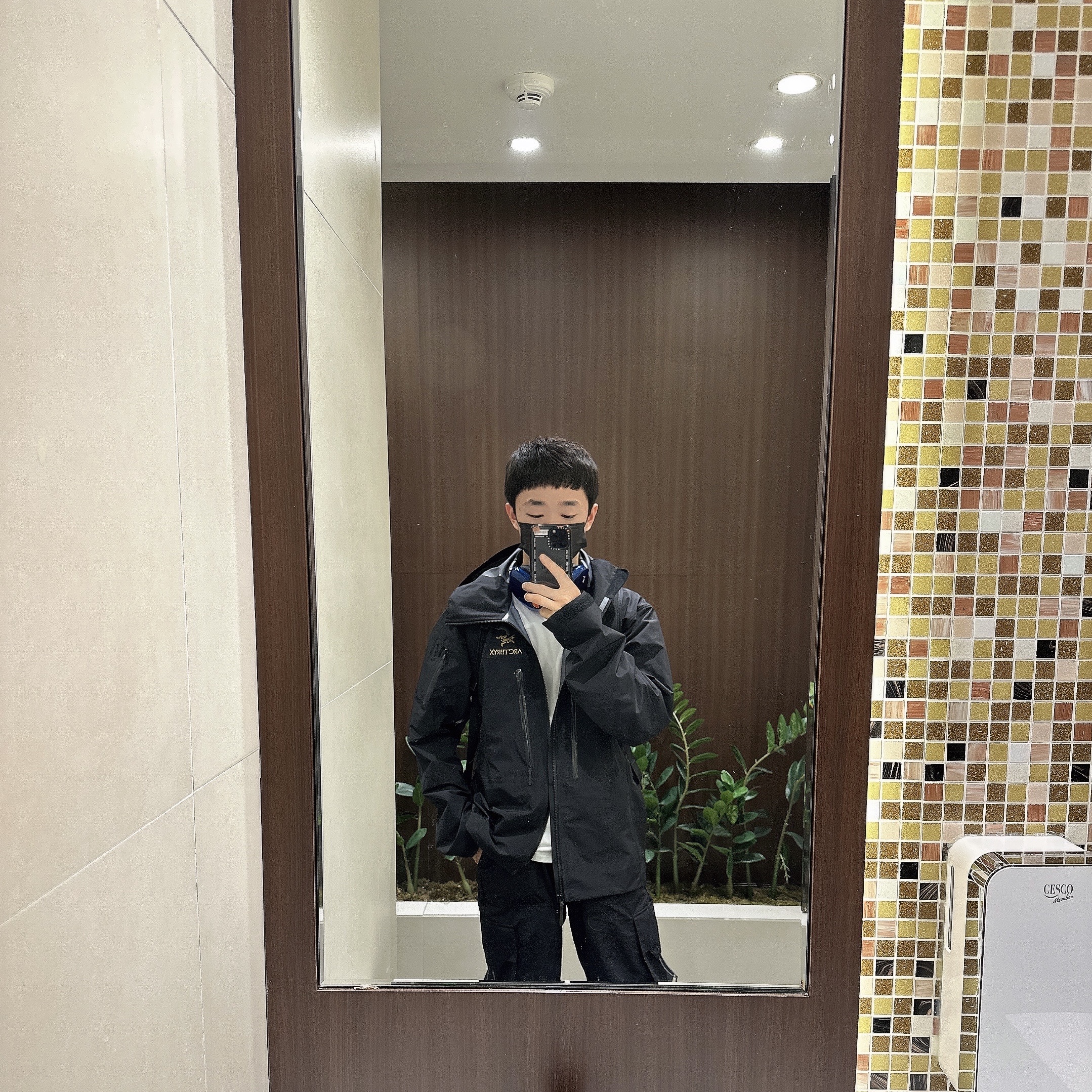 Ader Error Standic AirPods Max Case Z-Blue, Arc'teryx Alpha SV Jacket 24K Black 착용 스타일 - 1