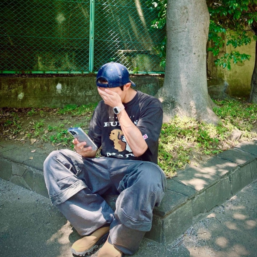 The Museum Visitor Washed Denim Ball Cap Dark Navy 착용 스타일 - 2
