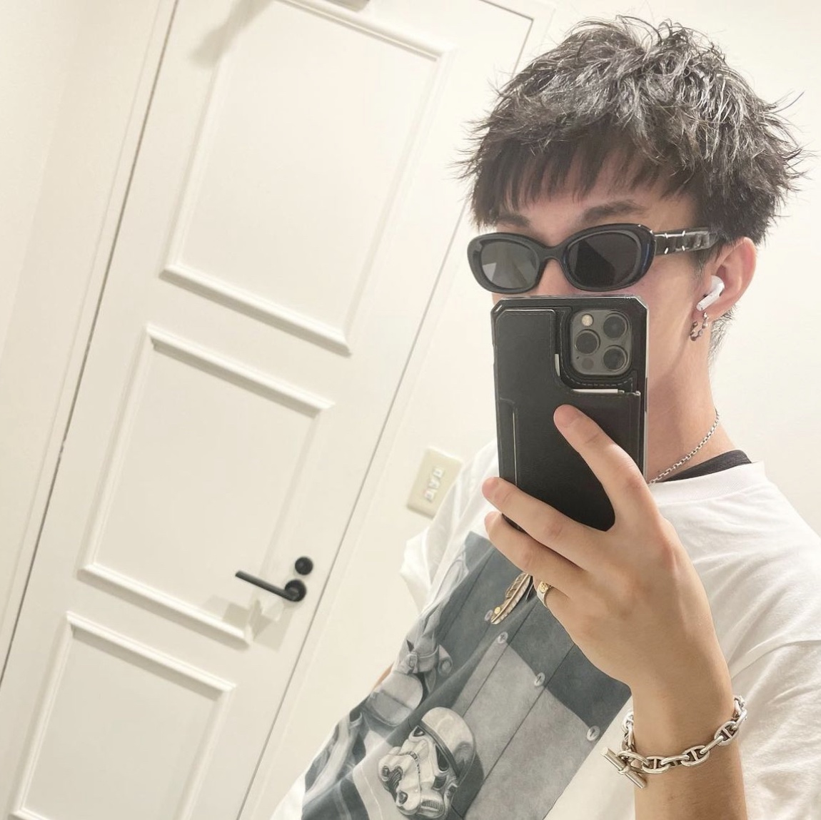 Gentle Monster x Maison Margiela MM004 Black Black 착용 스타일 - 4