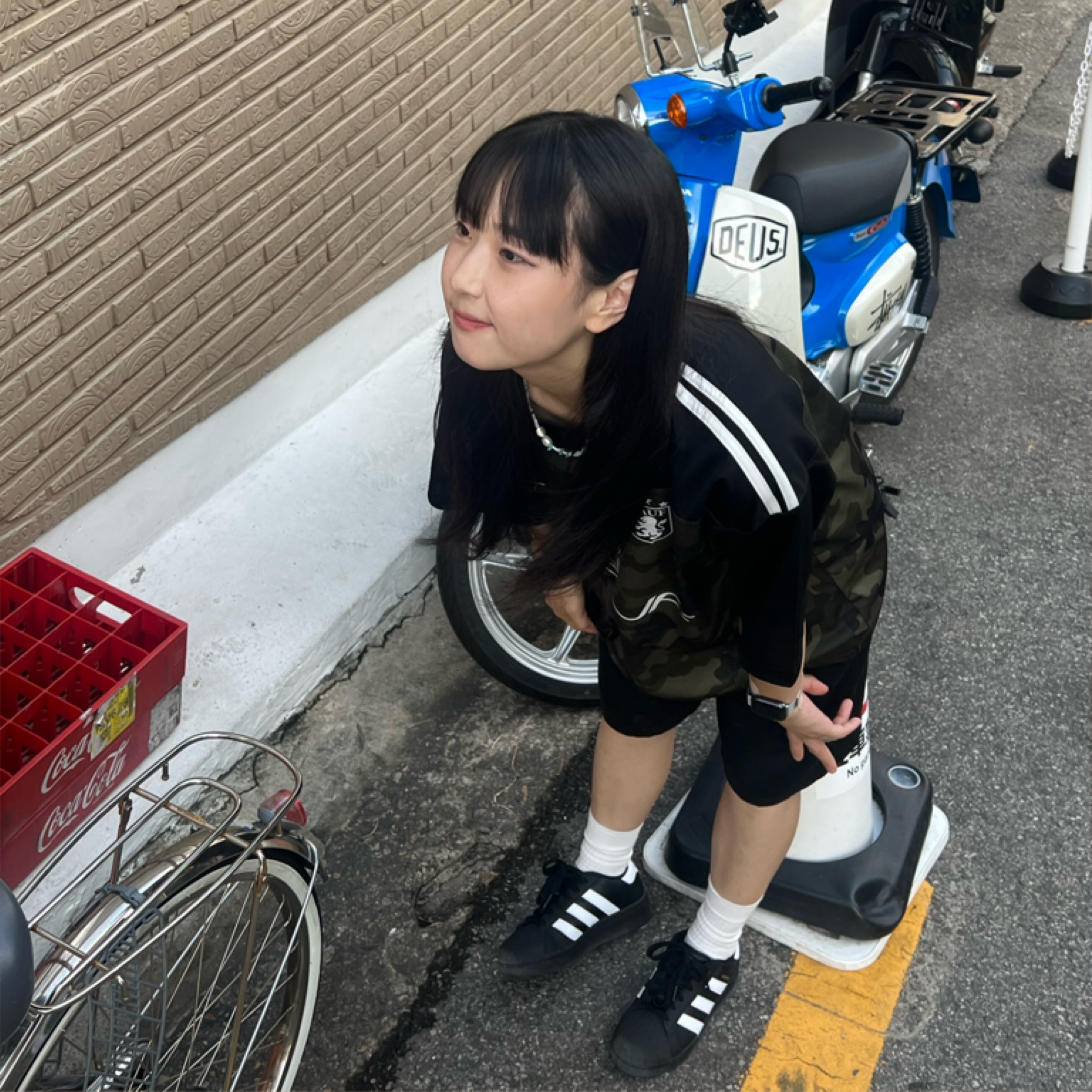 (J) Adidas Superstar Black White, (W) Mischief Bermuda Pants Black 착용 스타일