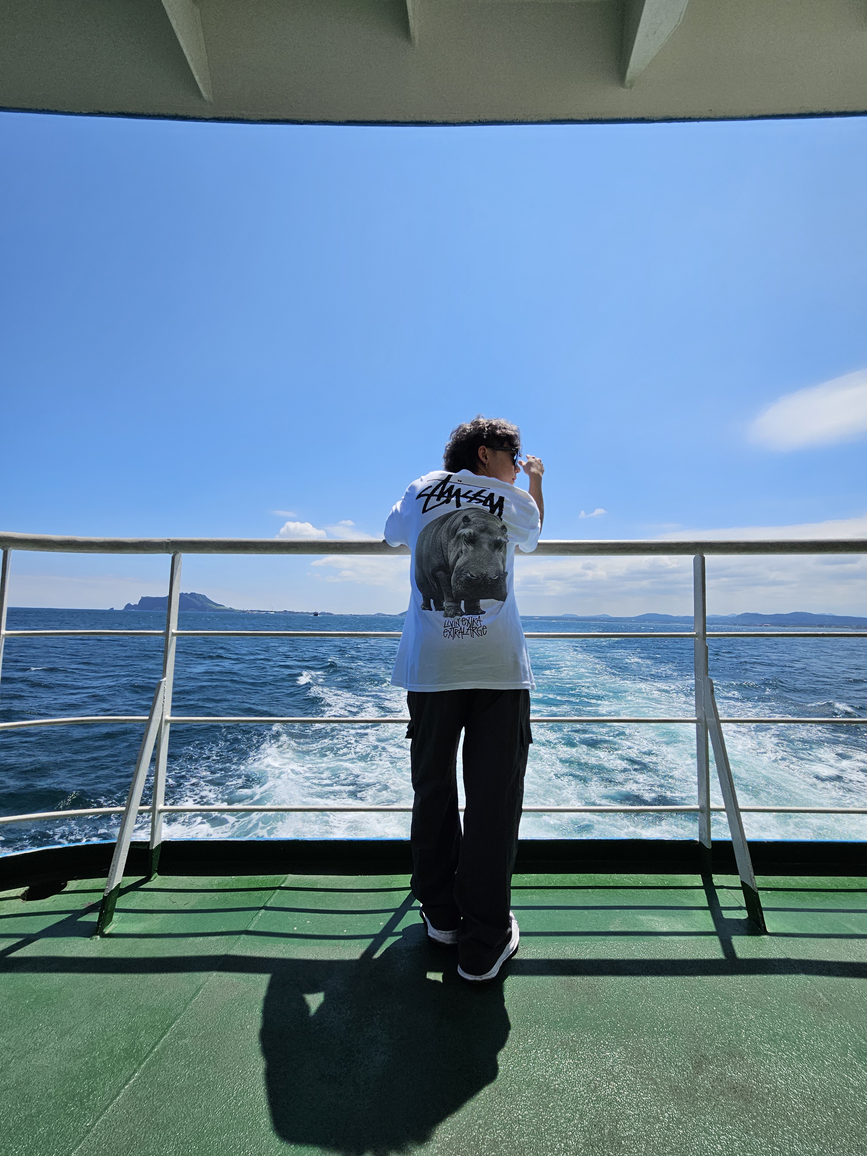 Stussy Livin' Large T-Shirt White, Maison Mihara Yasuhiro Blakey OG Sole Canvas Low-top Sneakers Black White 착용 스타일 - 1