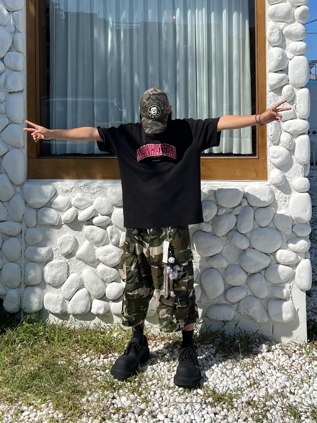 Nos Couleurs Distressed Cargo Shorts Camo, Arc'teryx Index 15 Backpack Black 착용 스타일 - 2