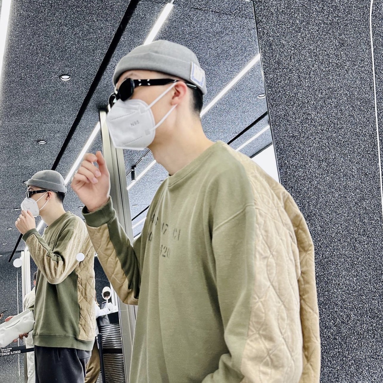 Gentle Monster x Maison Margiela MM004 Black Black 착용 스타일 - 3
