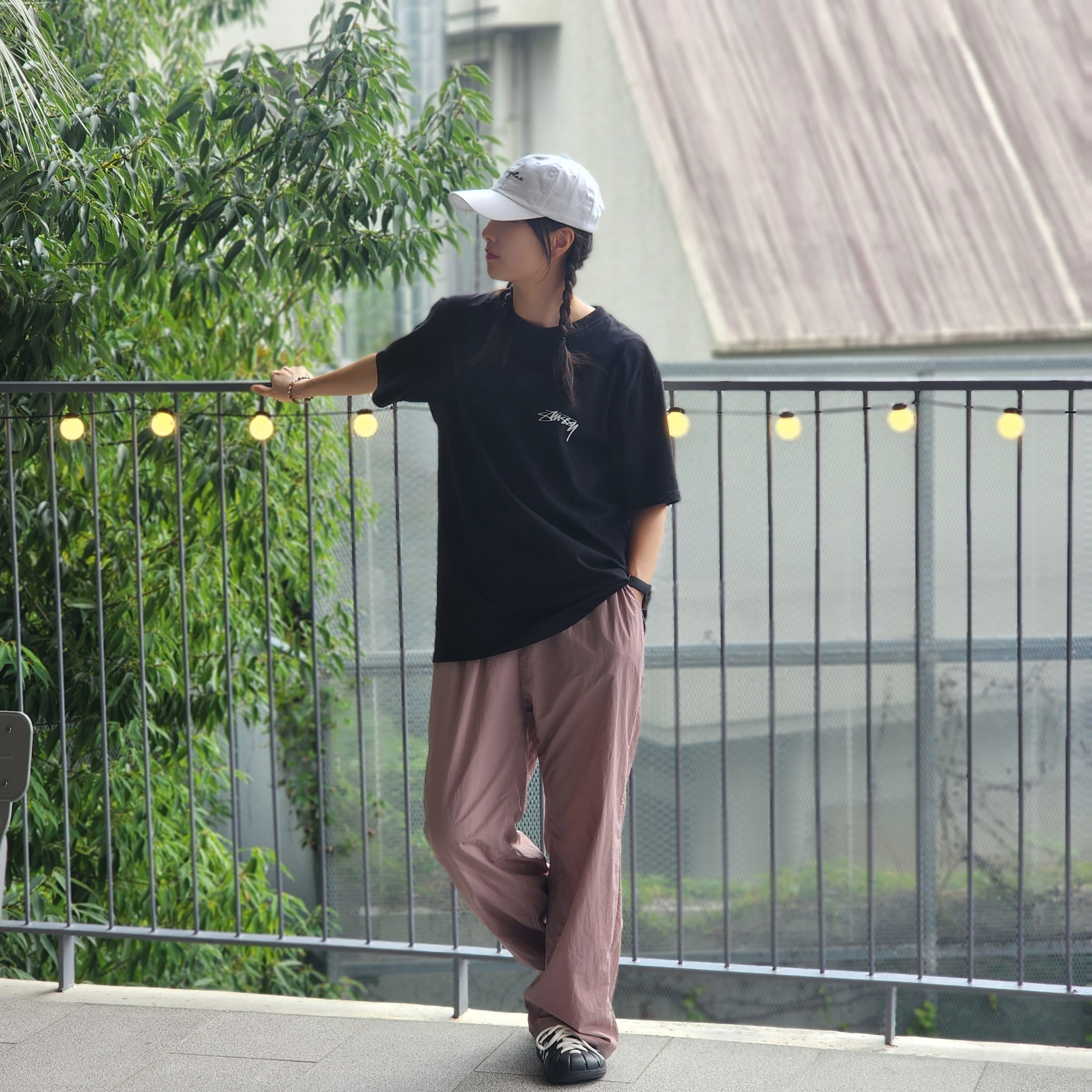 Adidas Adilette Clog Black White, Stussy Sphinx T-shirt Black 착용 스타일 - 2