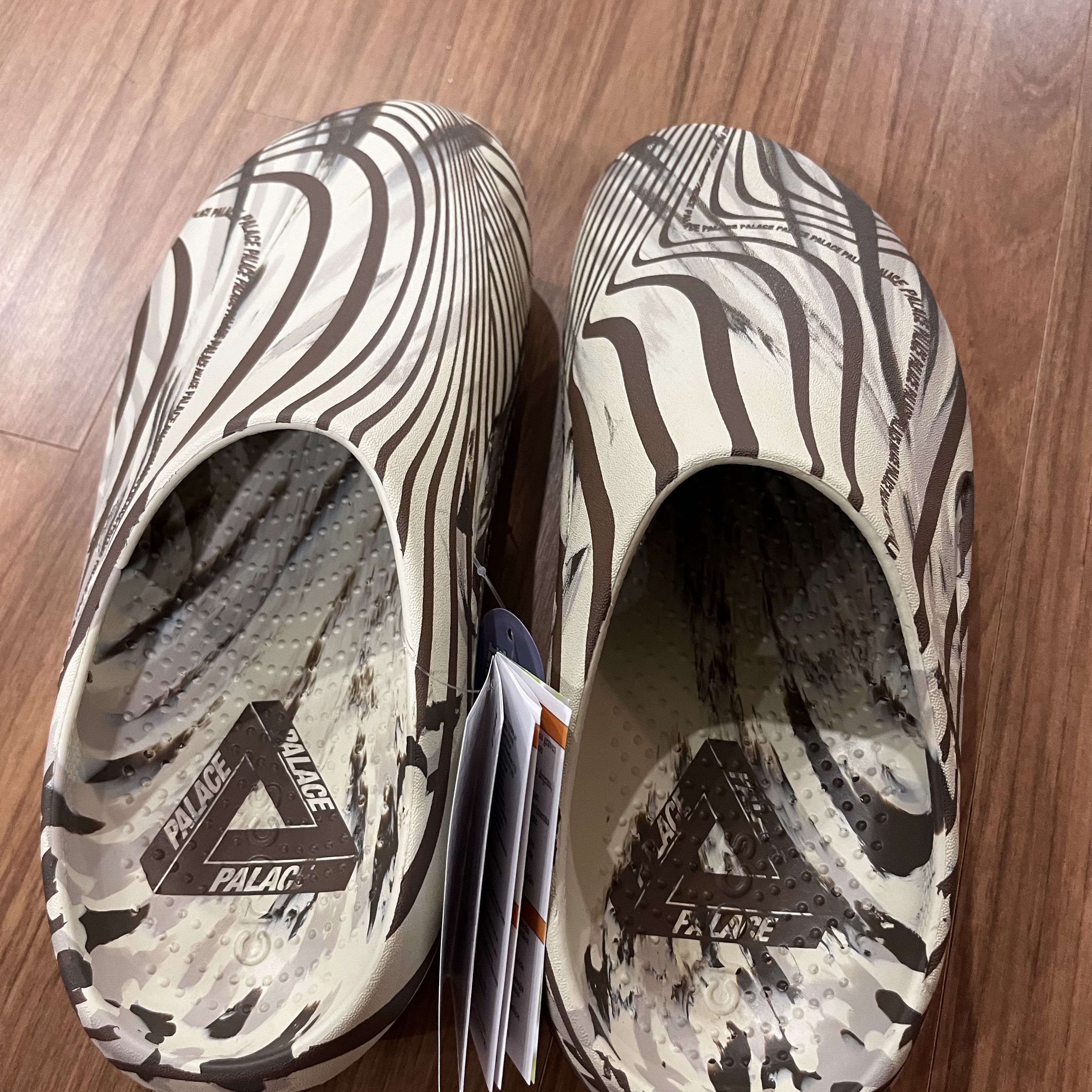 Crocs x Palace Recovery Clog Bone Multi 착용 스타일 - 1
