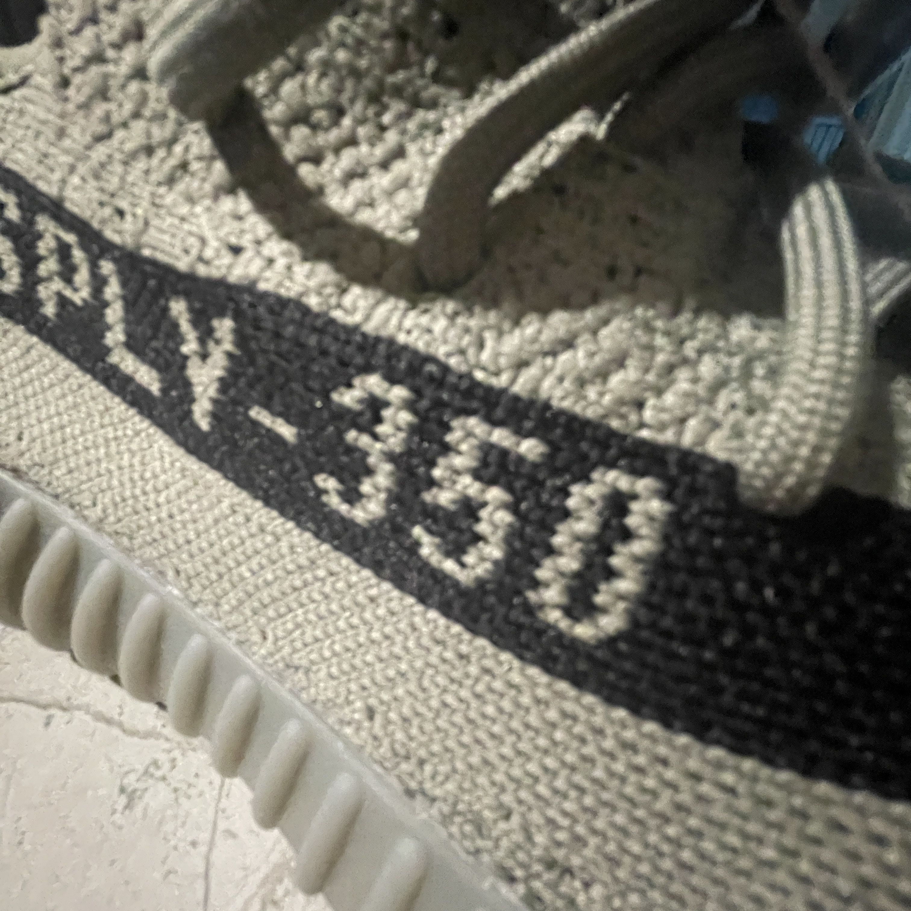Adidas Yeezy Boost 350 V2 Granite Core Black 착용 스타일