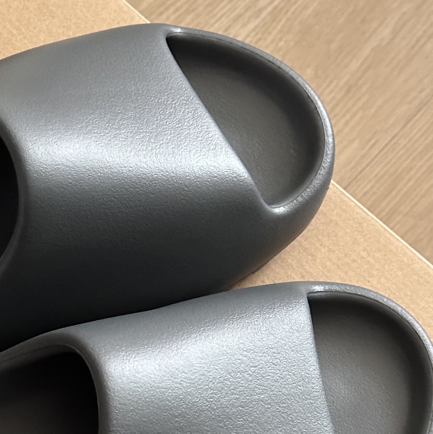 Adidas Yeezy Slide Slate Grey 착용 스타일 - 4