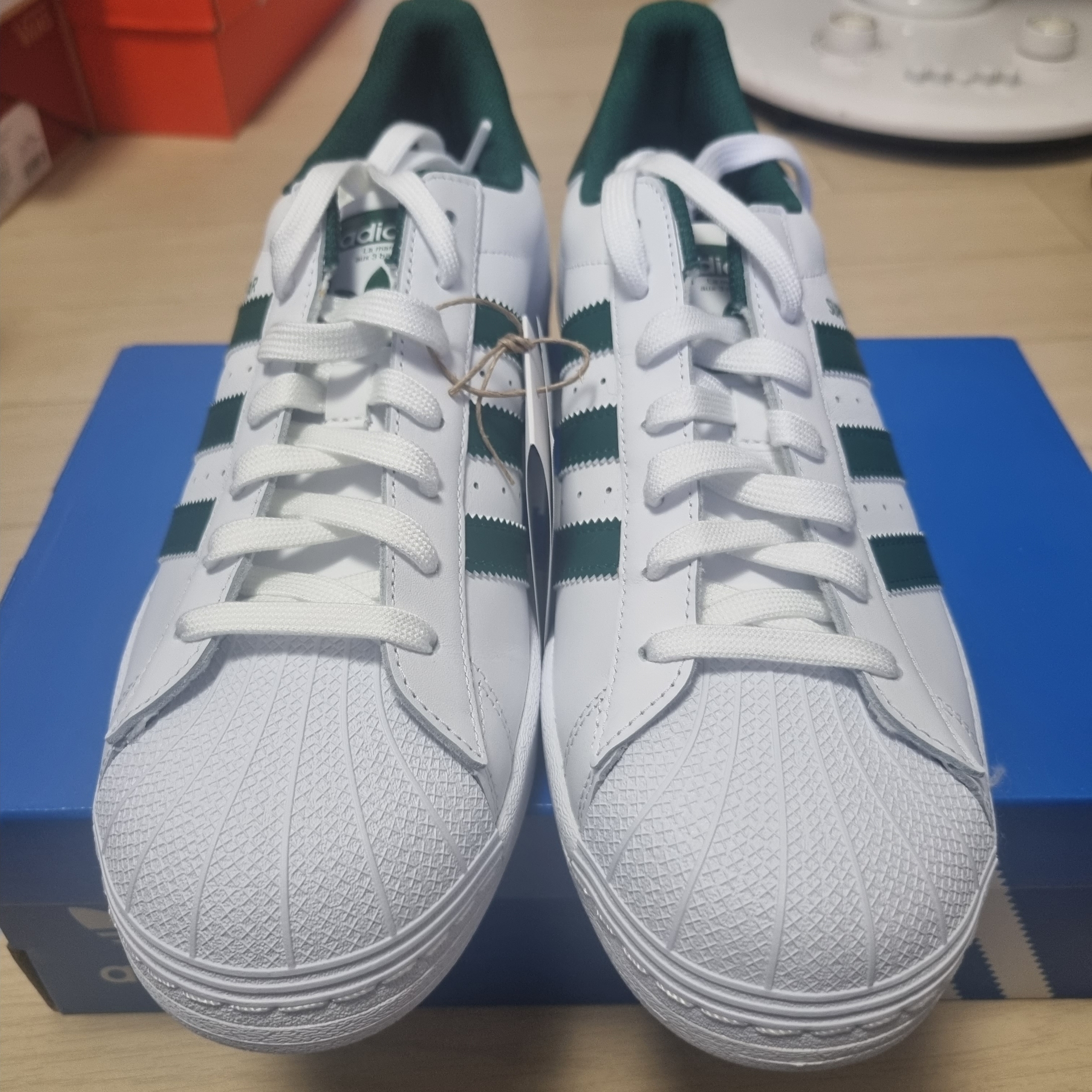 Adidas Superstar White Collegiate Green 착용 스타일 - 1