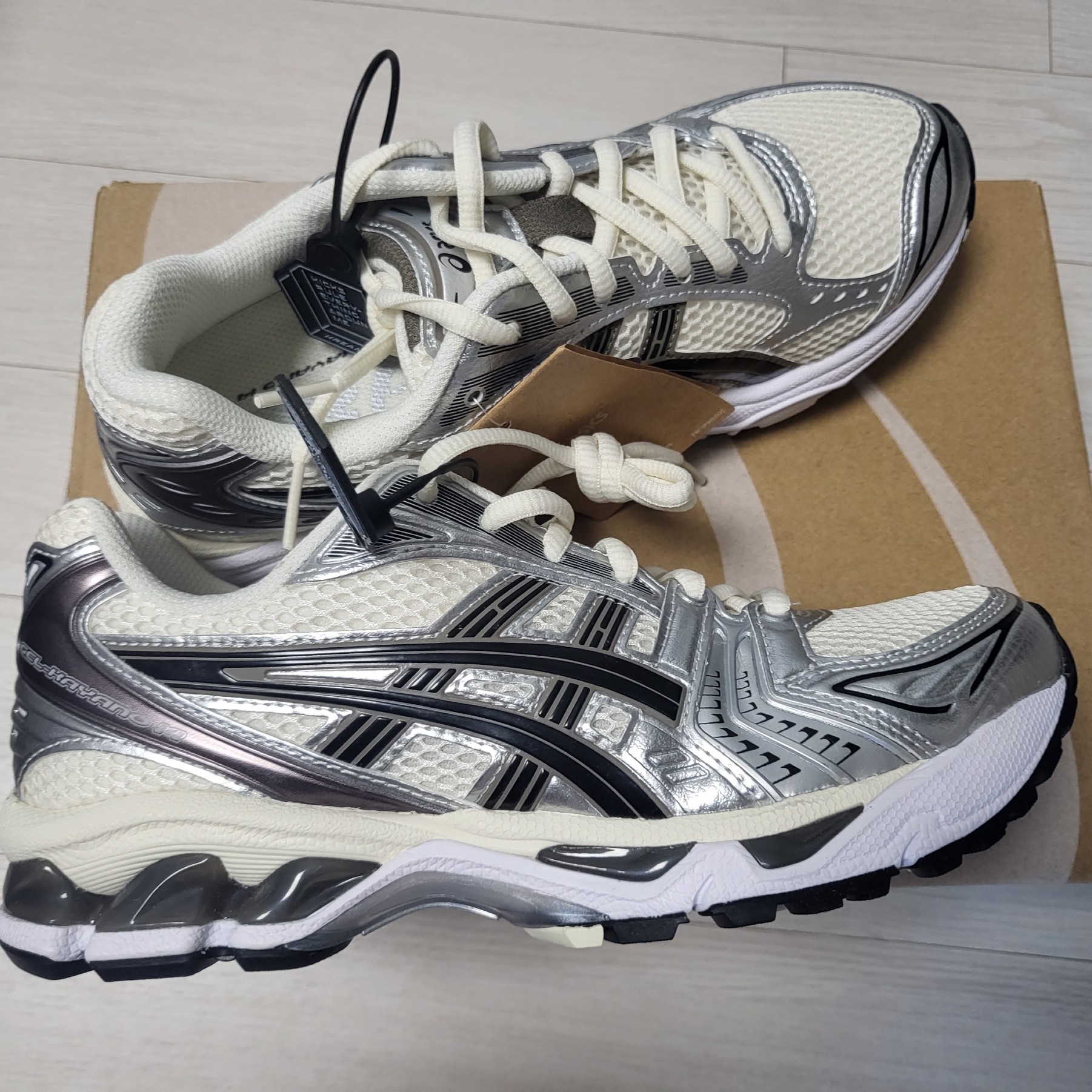 Asics Gel-Kayano 14 Cream Black 착용 스타일