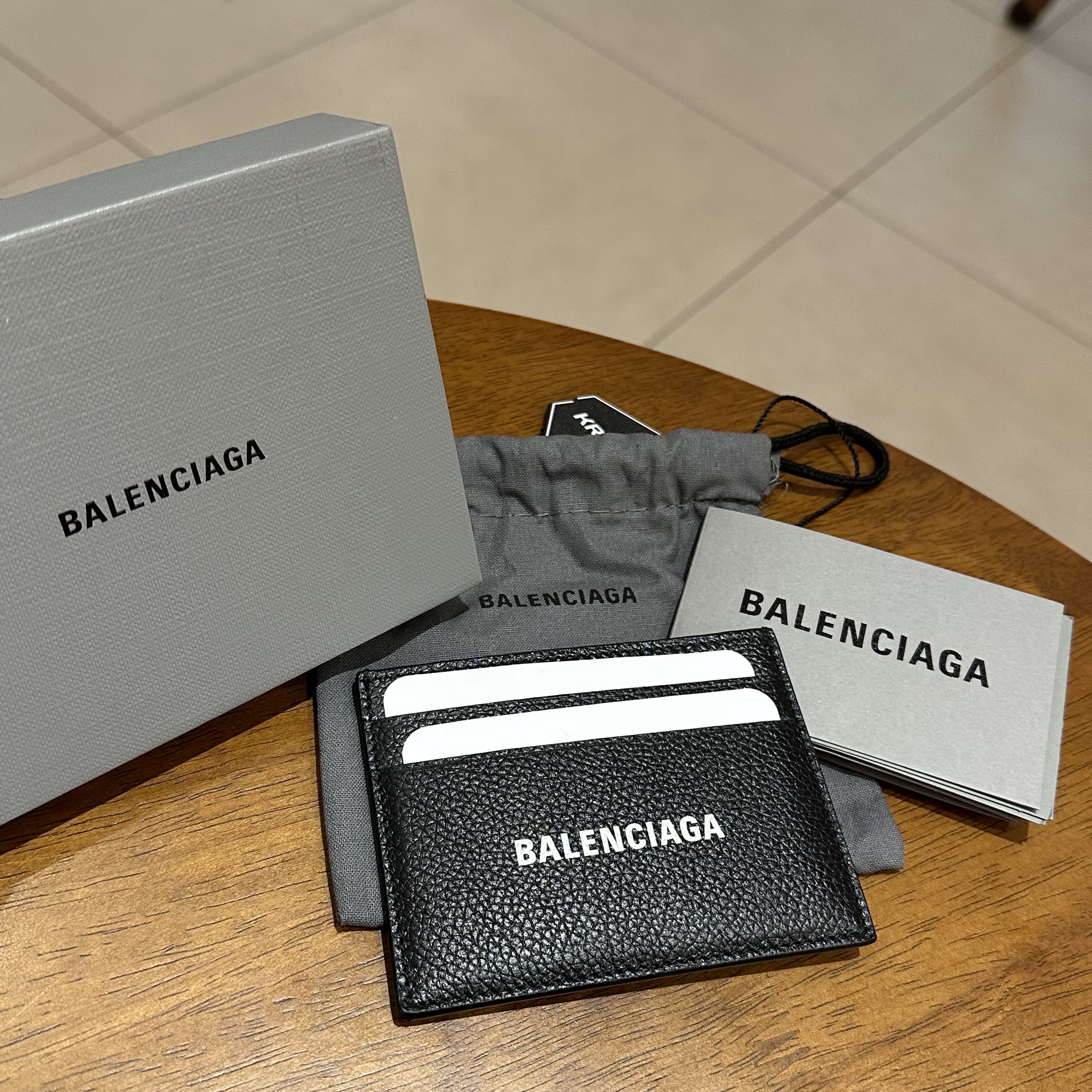 Balenciaga Cash Card Holder Black 착용 스타일 - 1