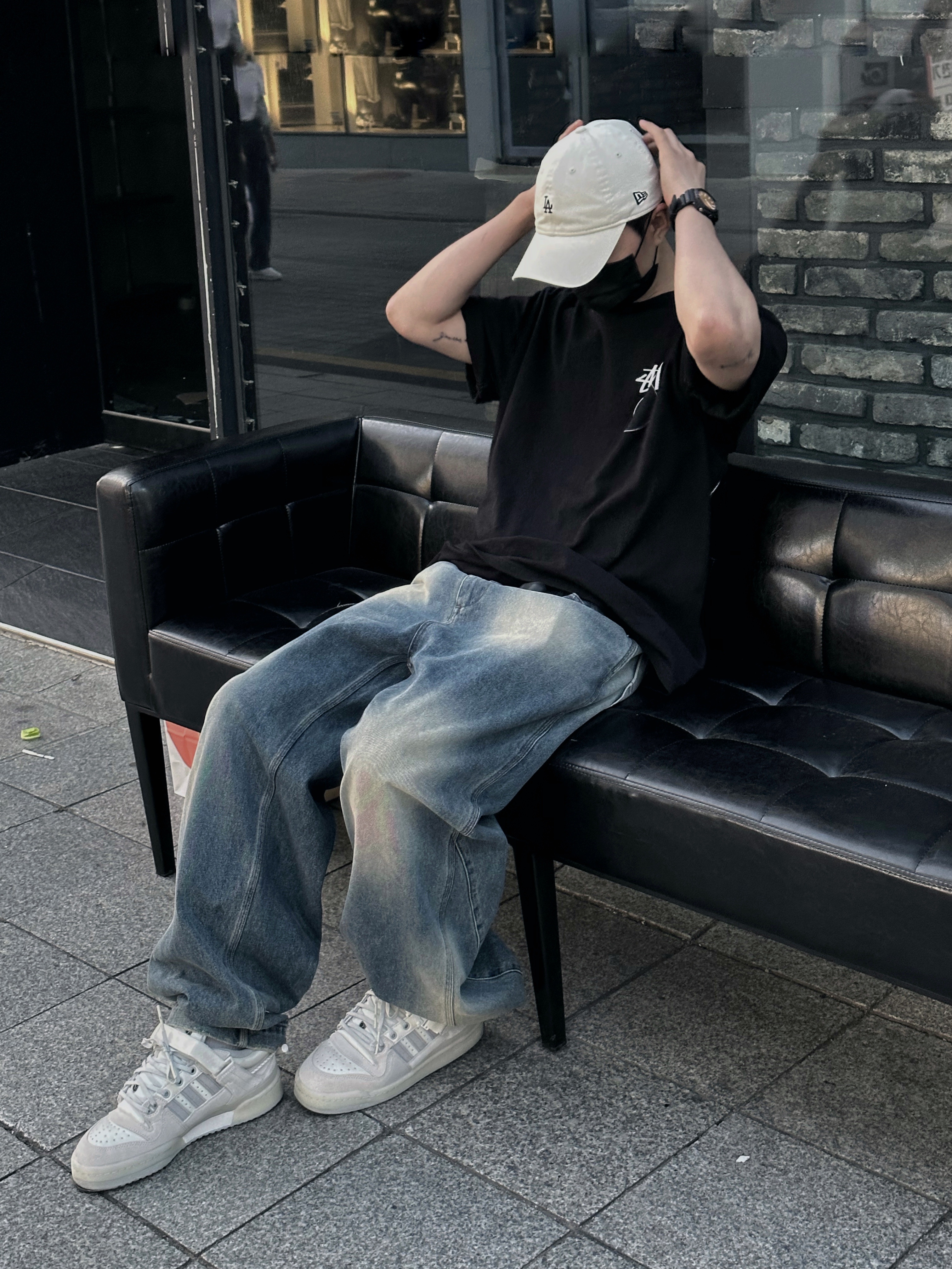 Adidas x Bad Bunny Forum Low Cloud White Clear Onix, Stussy 8 Ball T-Shirt Black - 22SS 착용 스타일 - 1