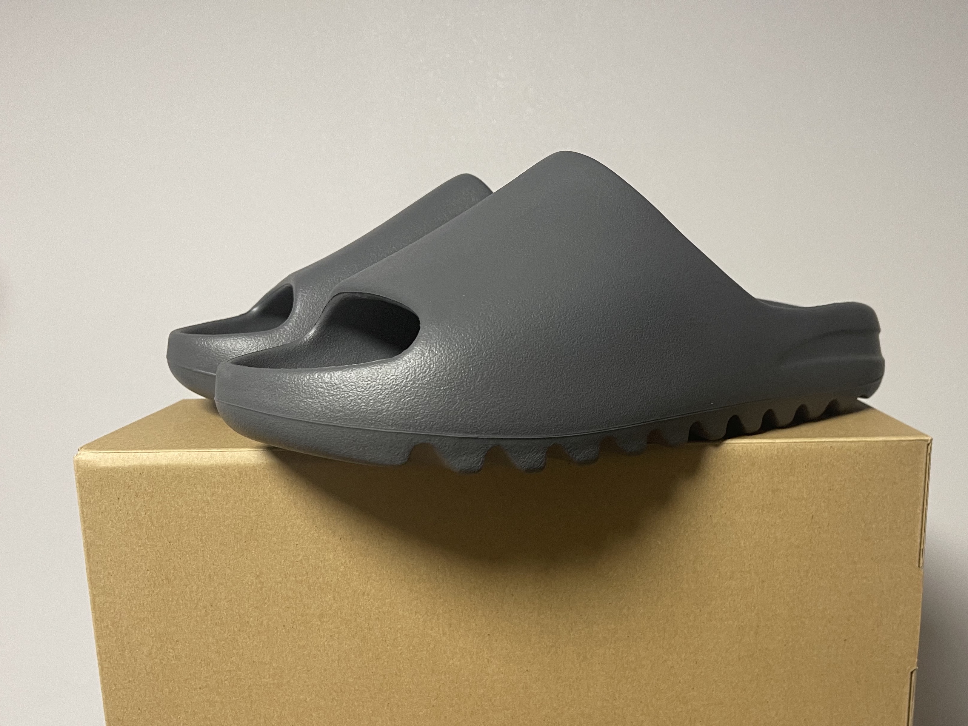 Adidas Yeezy Slide Slate Grey 착용 스타일