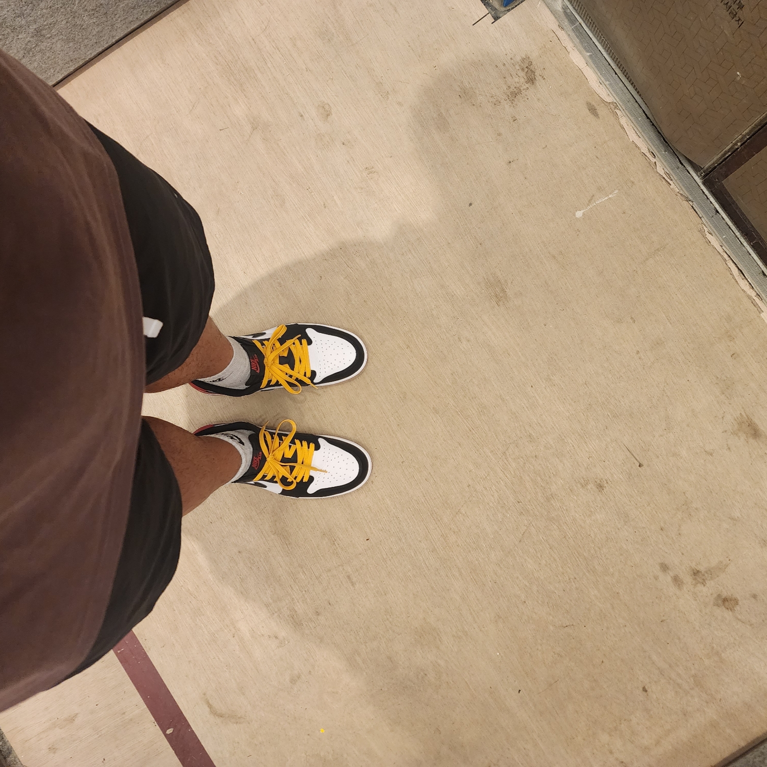 IAB Studio T-Shirt Choco - Shibuya Exclusive, Jordan 1 Retro Low OG Black Toe 착용 스타일