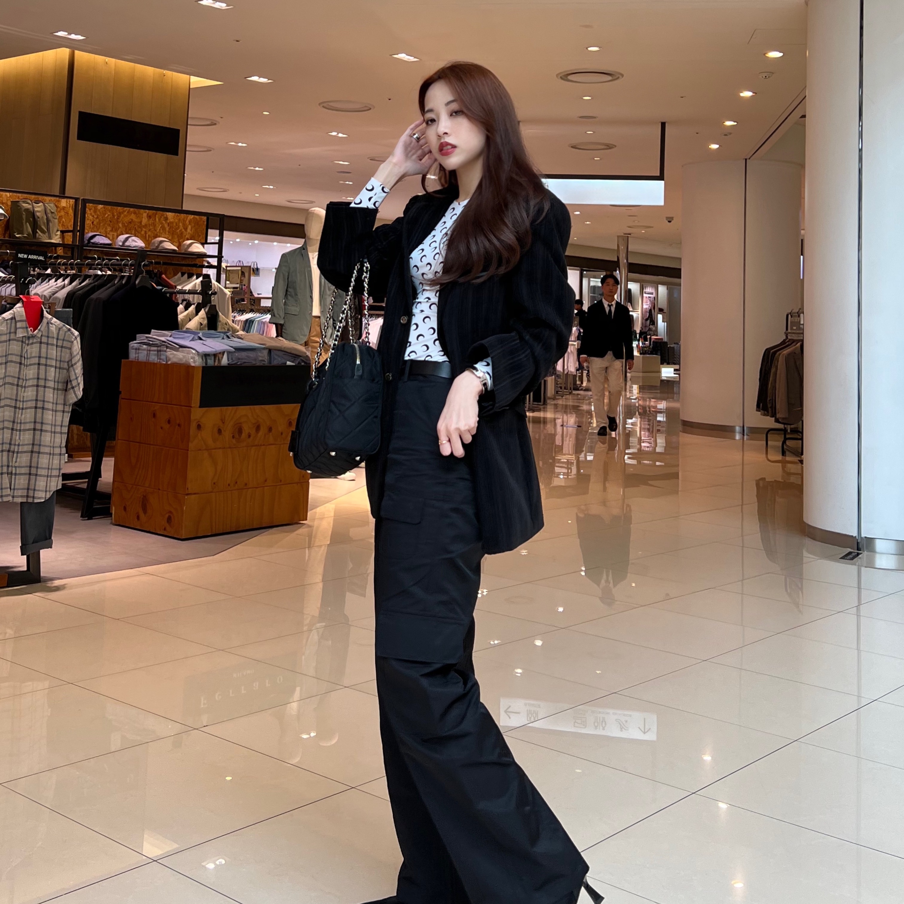 (W) Marine Serre Second Skin Top White Moon, Prada Nylon Quilted Chain Mini Shoulder Bag Black 착용 스타일 - 1