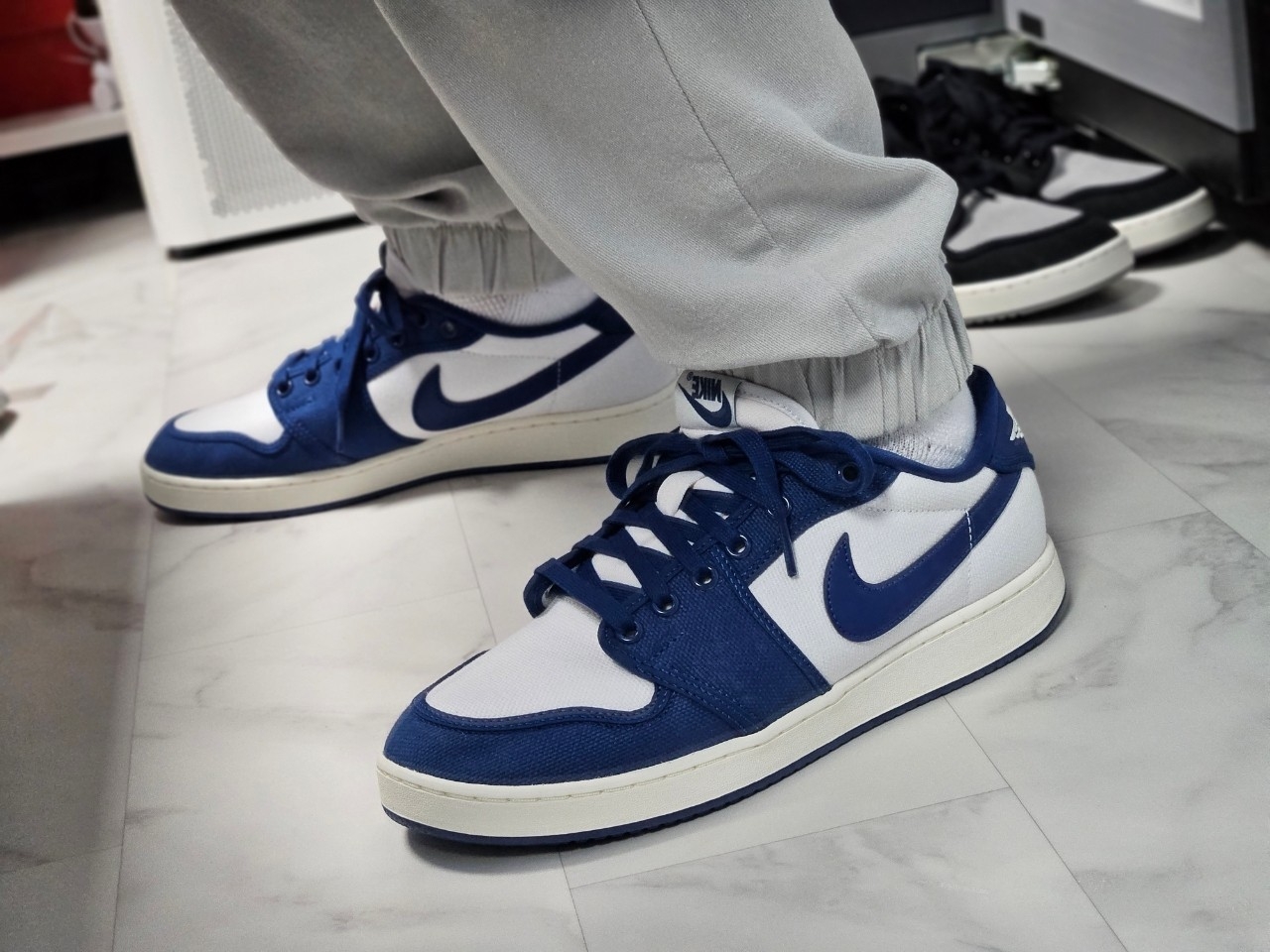 Jordan 1 KO Low White Dark Royal Blue 착용 스타일 - 2