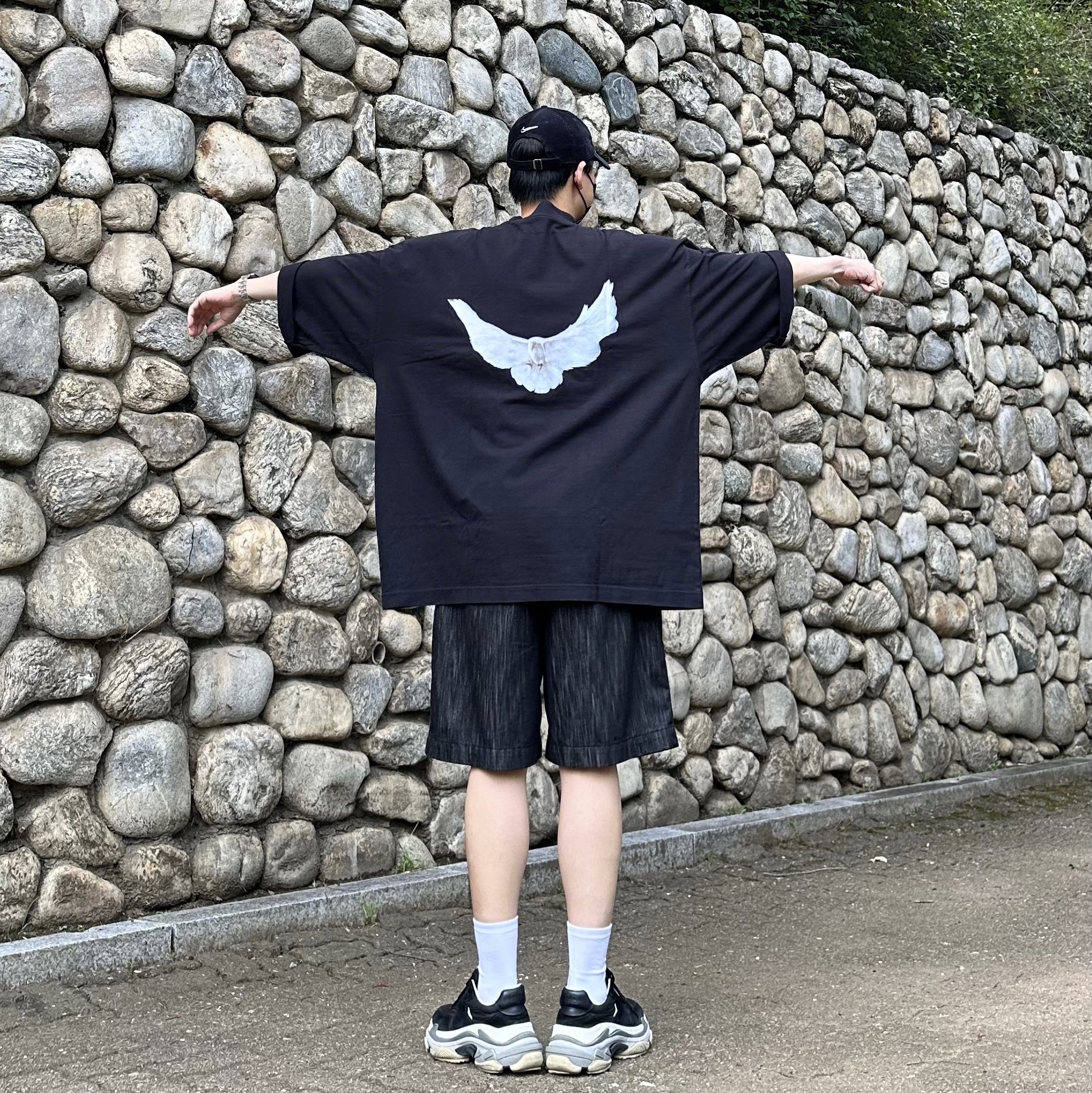Supreme x Nike Arc Corduroy 6-Panel Black - 22SS, Yeezy Gap Engineered By Balenciaga Dove 3/4 Sleeve T-Shirt Black 착용 스타일 - 2
