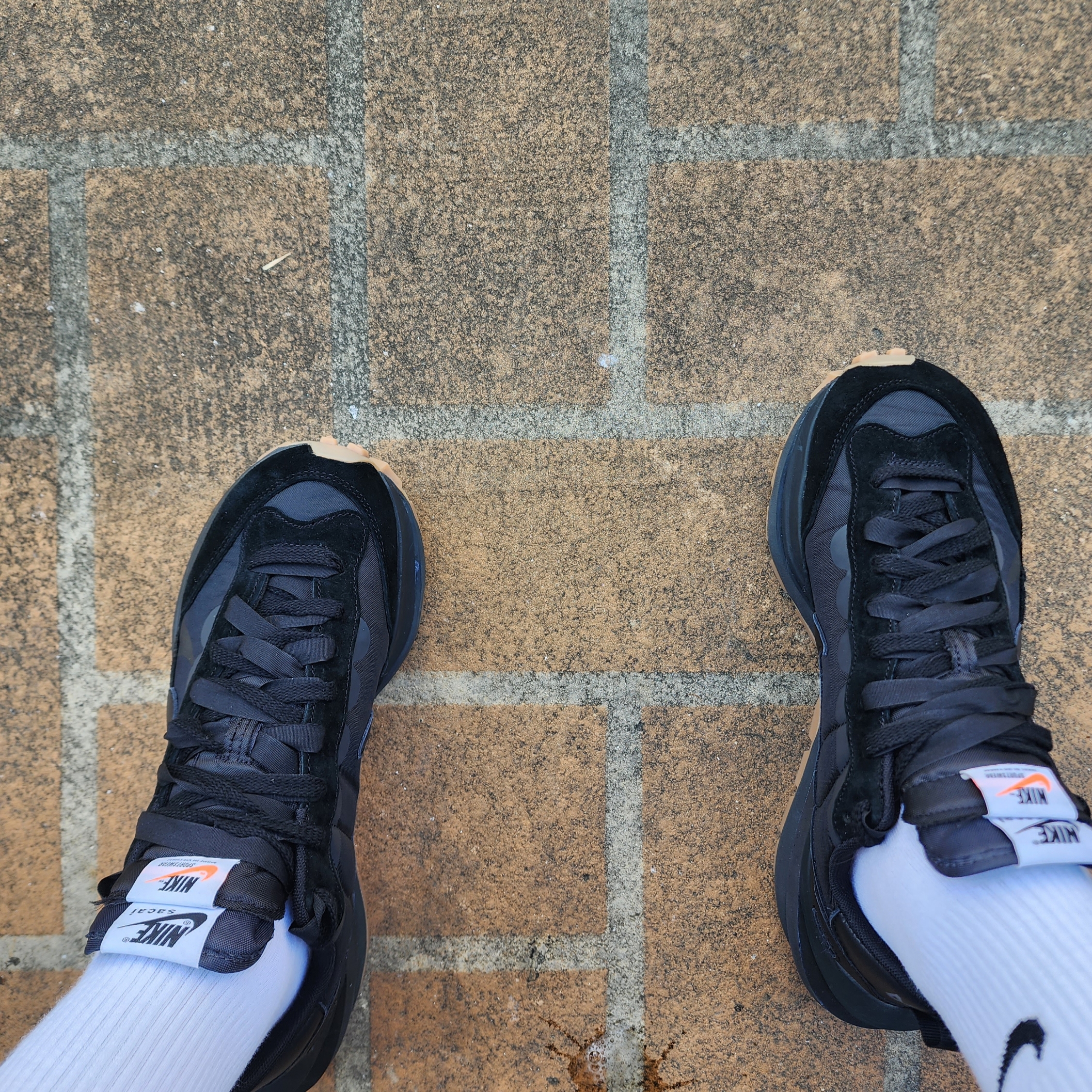 Nike x Sacai VaporWaffle Black and Gum 착용 스타일 - 1
