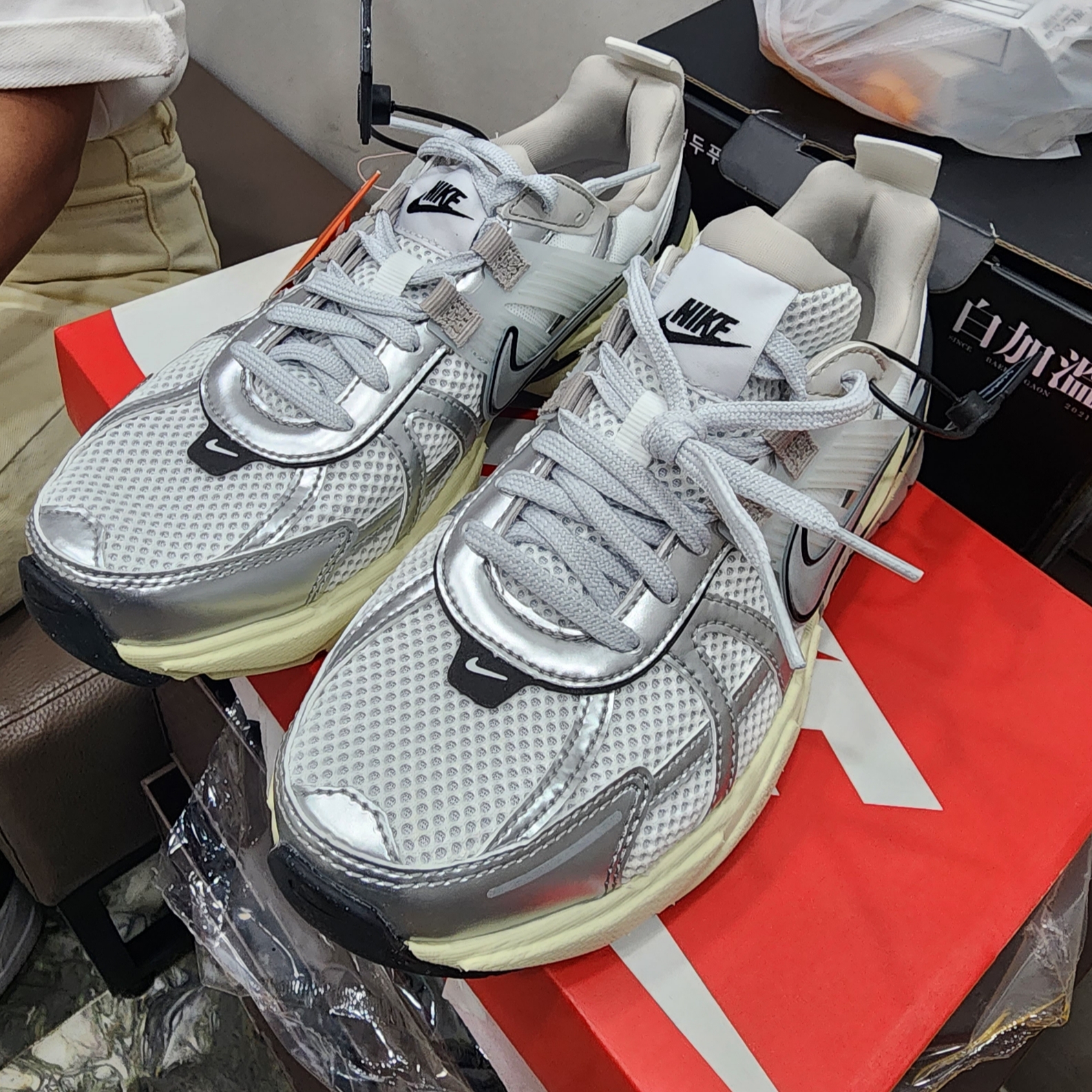 Nike V2K Run Summit White Metallic Silver 착용 스타일