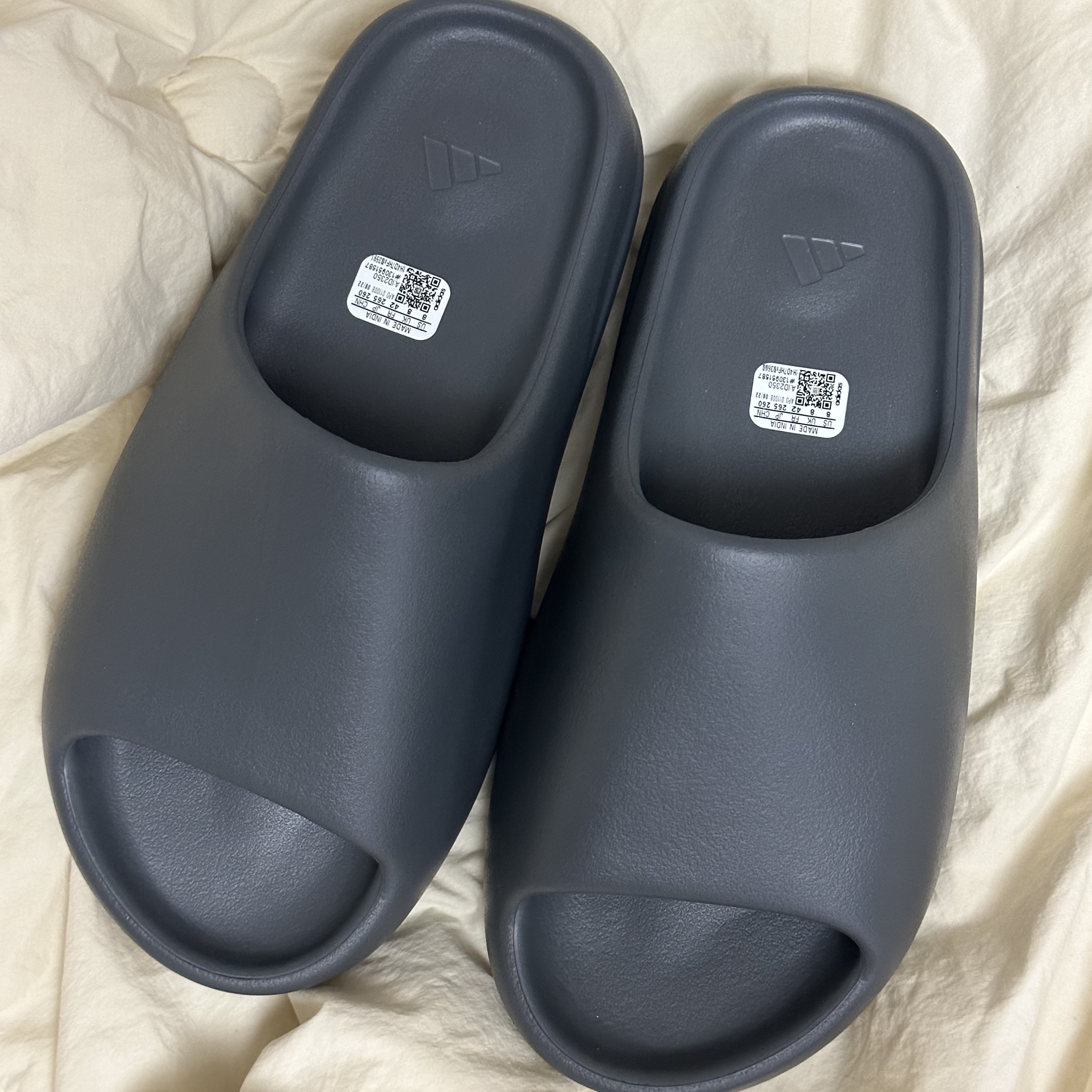 Adidas Yeezy Slide Slate Grey 착용 스타일 - 1