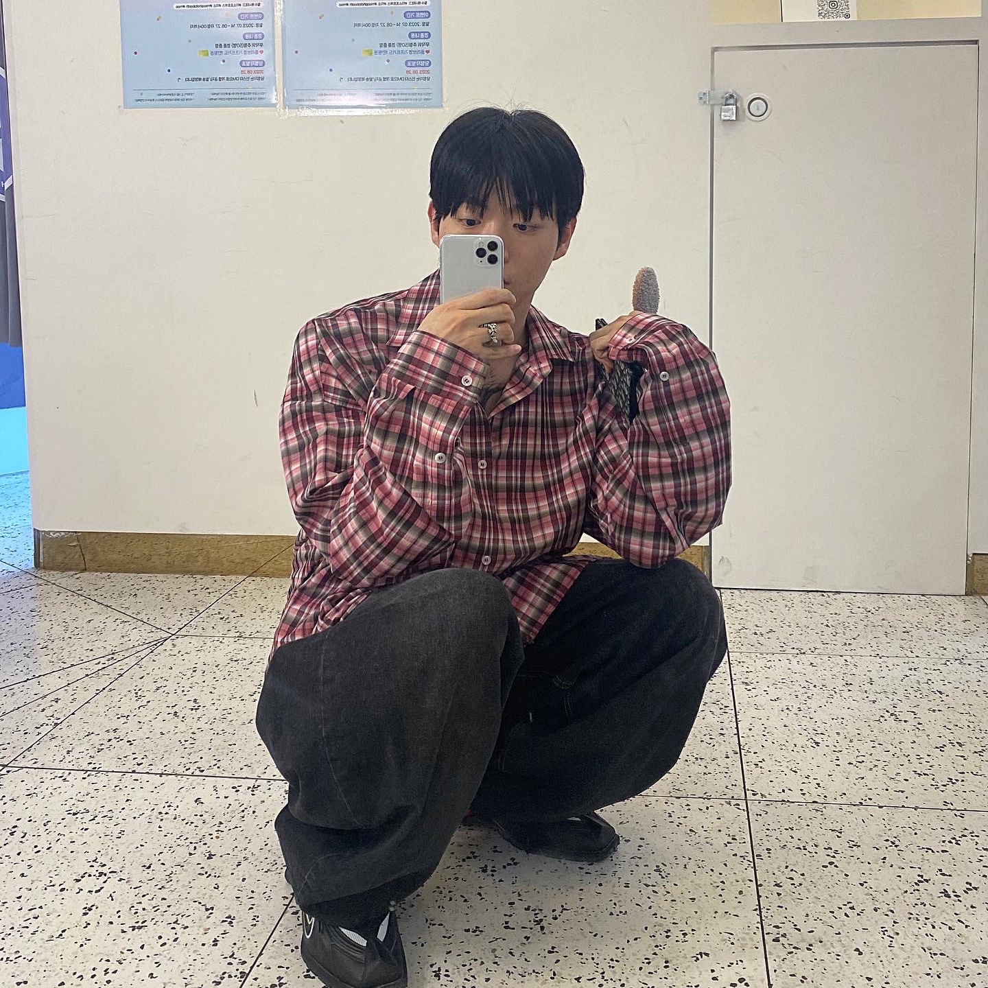 Nonnod Flexible String Check Shirts Pink, Nike x Martine Rose Shox MR4 Black 착용 스타일