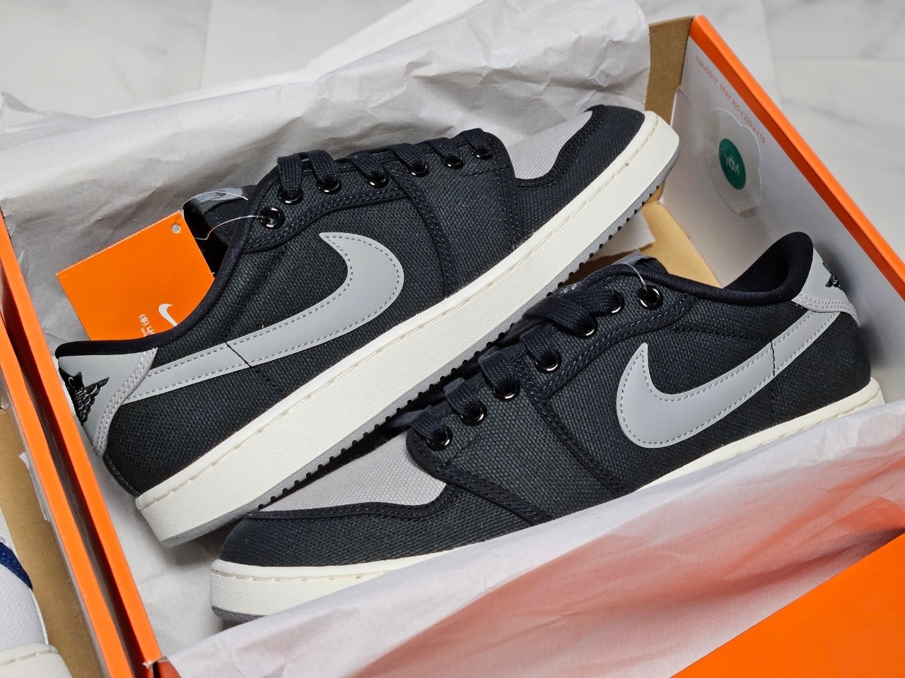 Jordan 1 KO Low Black Medium Grey 착용 스타일 - 5